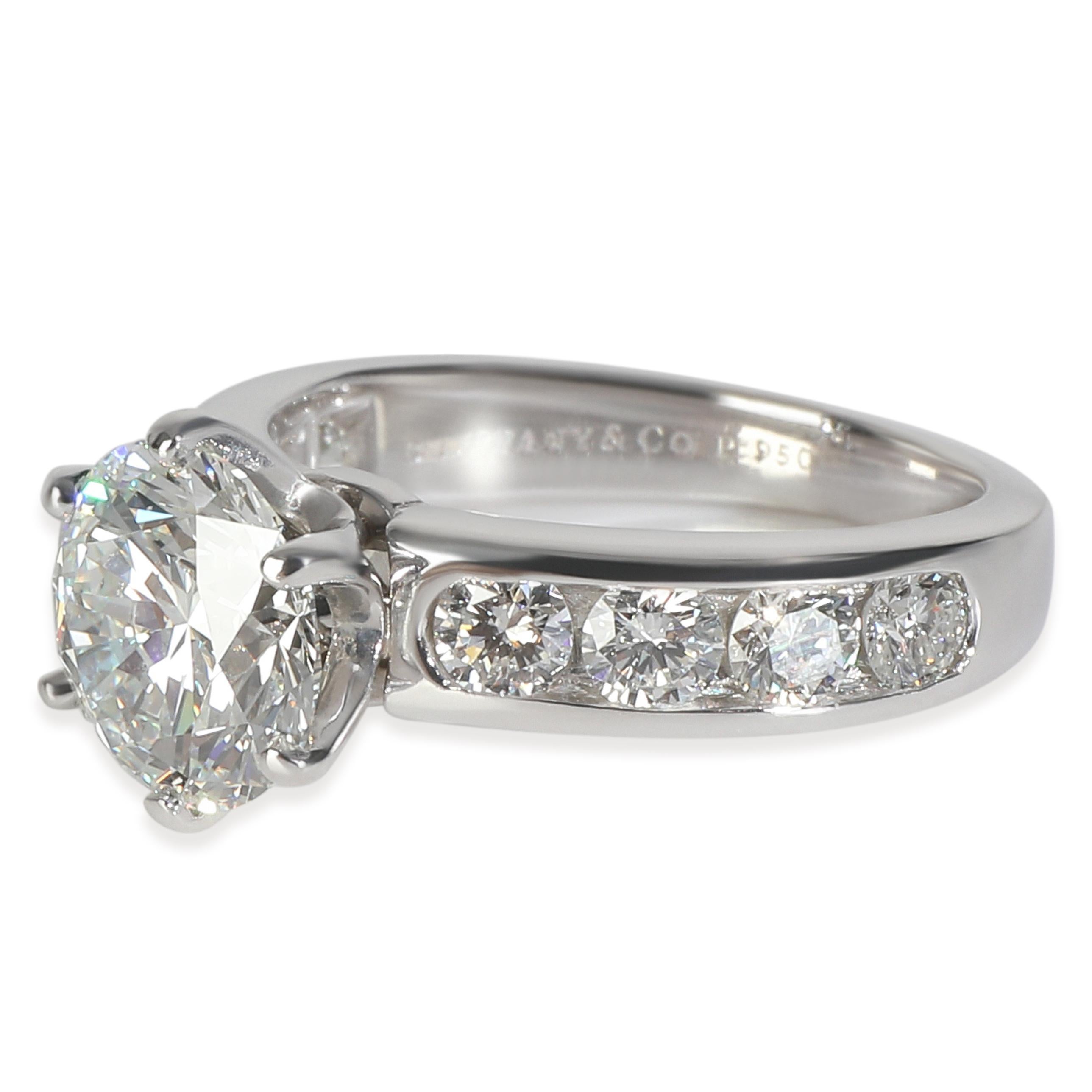 Tiffany & Co. Bague de fiançailles à diamants ronds et brillants de 1,87 ct en serti clos

DÉTAILS PRIMAIRES
SKU : Z147932
Listing Title : Tiffany & Co. 1.87 ct Round Brilliant Diamond Channel Set Engagement Ring
Description de l'état : Vendue au