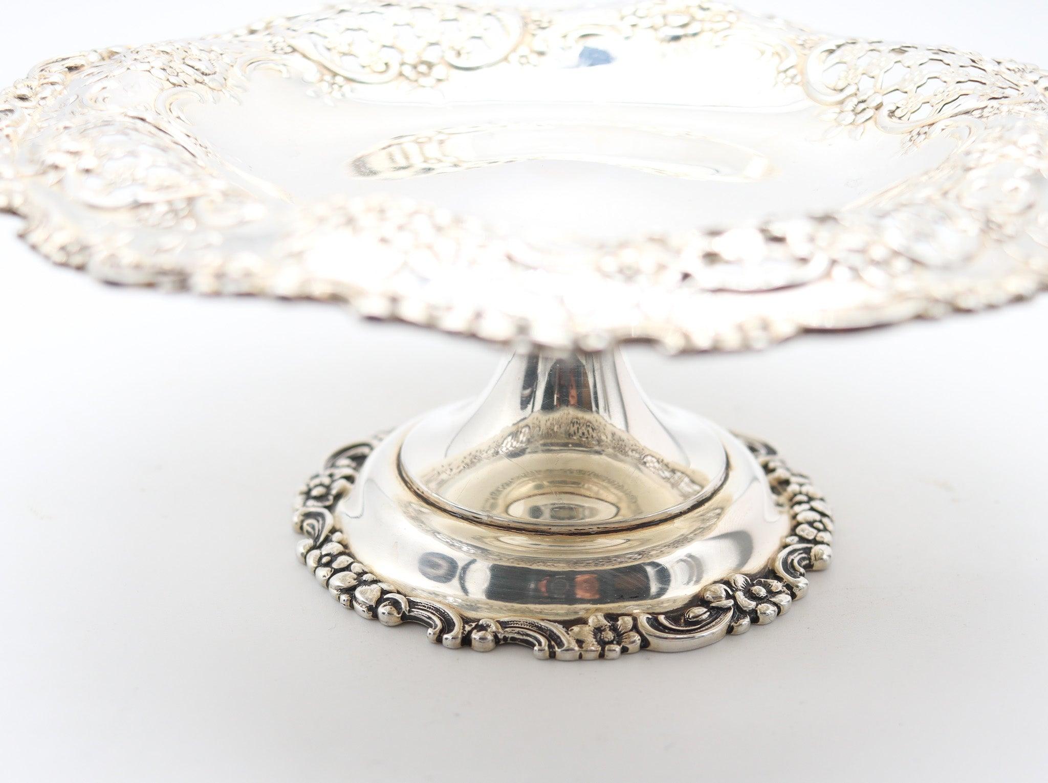 Ein erhöhtes Kompott, entworfen von Tiffany & Co.

Dies ist eine schöne antike viktorianische Kompott im Jahre 1895 bei Tiffany & Co. in New York City erstellt. Es wurde sorgfältig in massivem Sterlingsilber .925/.999 unter der Leitung von Charles