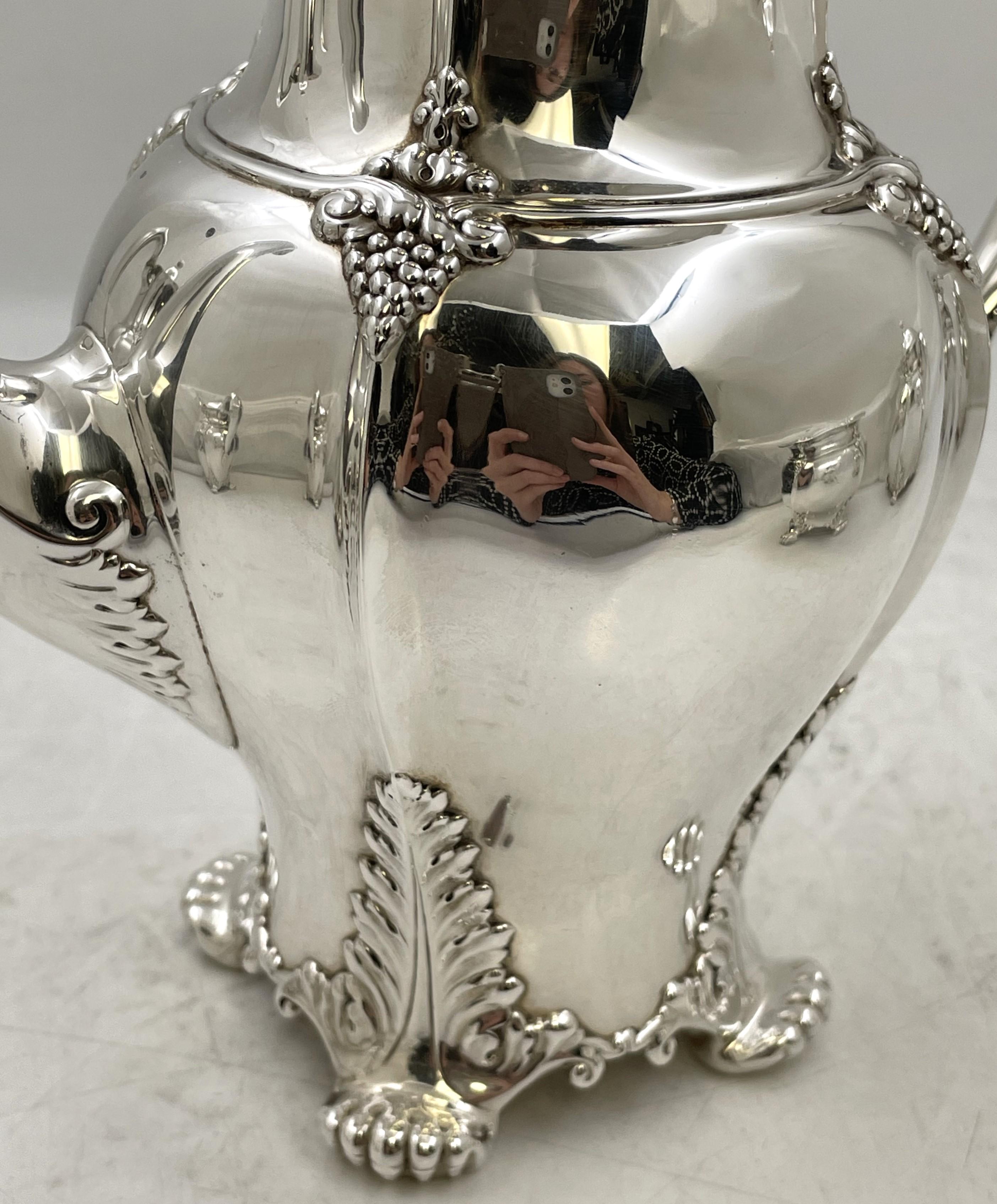 Tiffany & Co. 1896 Juego de té y café de 5 piezas de plata de ley con motivo acebo? en venta 4