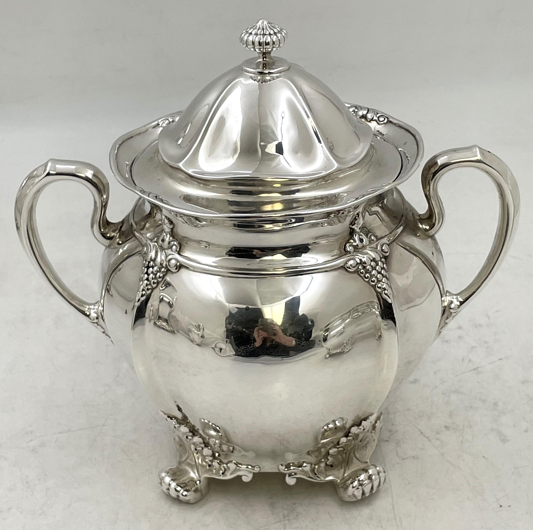Tiffany & Co. 1896 Juego de té y café de 5 piezas de plata de ley con motivo acebo? en venta 5