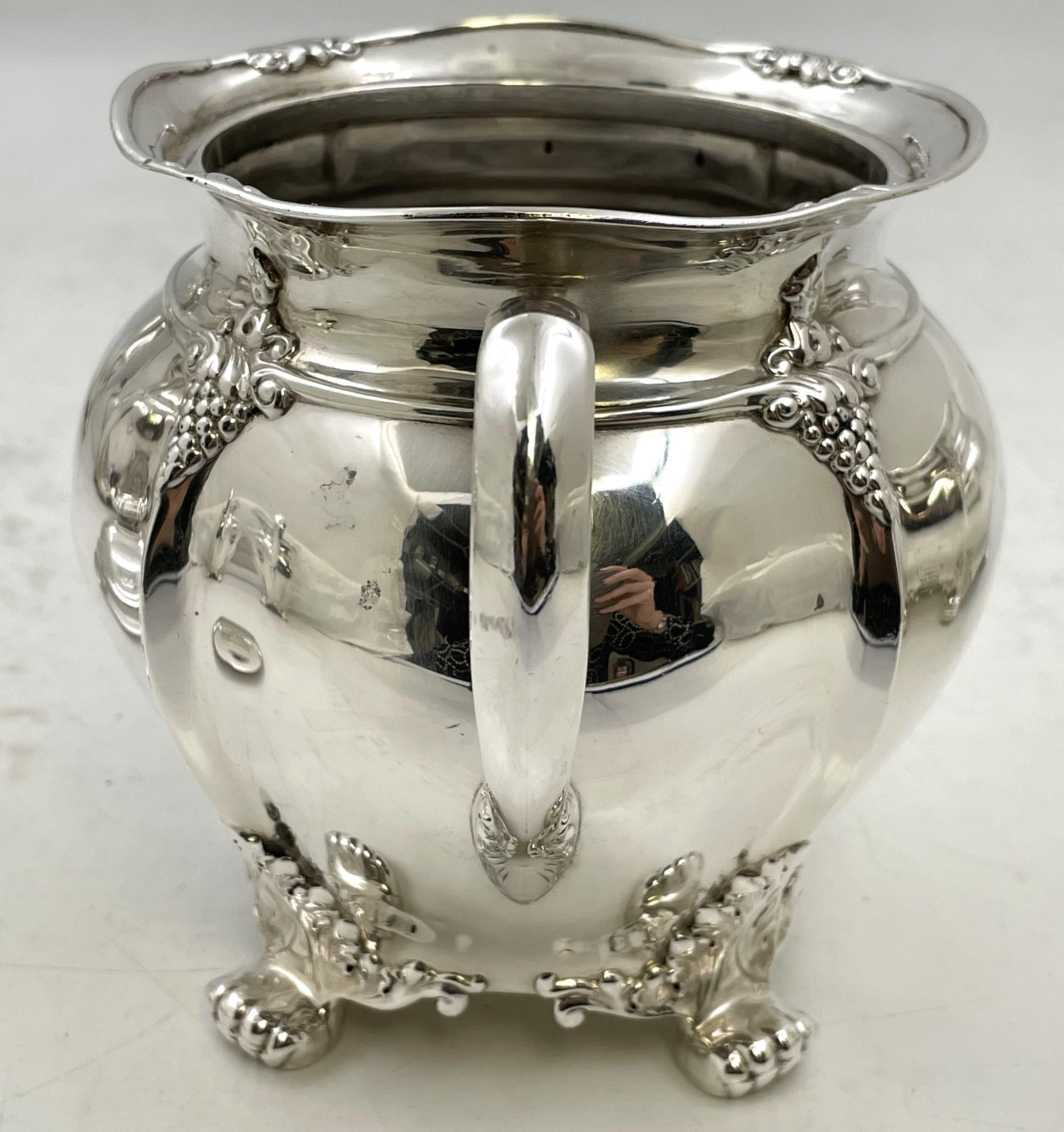 Tiffany & Co. 1896 Juego de té y café de 5 piezas de plata de ley con motivo acebo? en venta 8