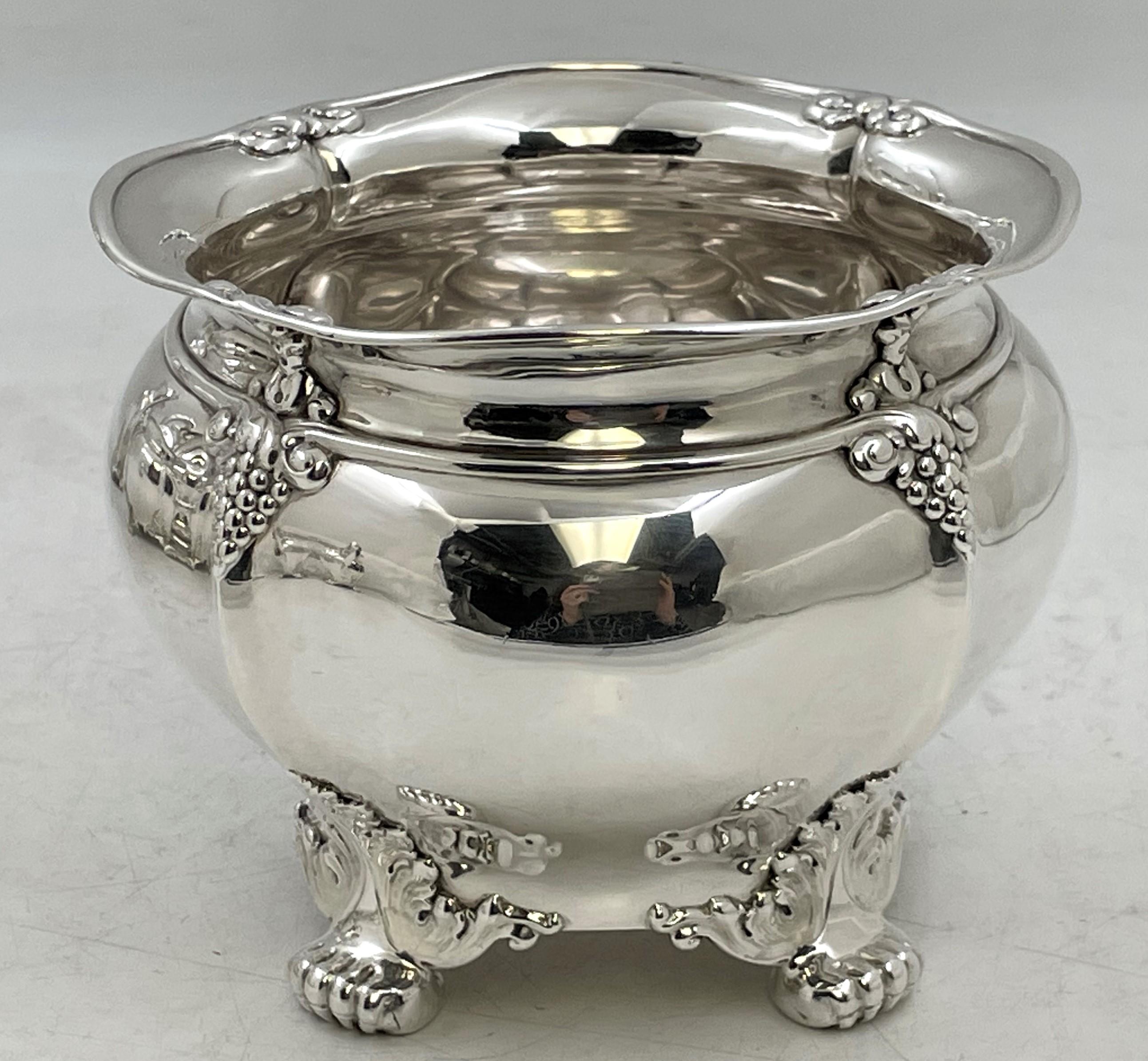 Tiffany & Co. 1896 Juego de té y café de 5 piezas de plata de ley con motivo acebo? en venta 9