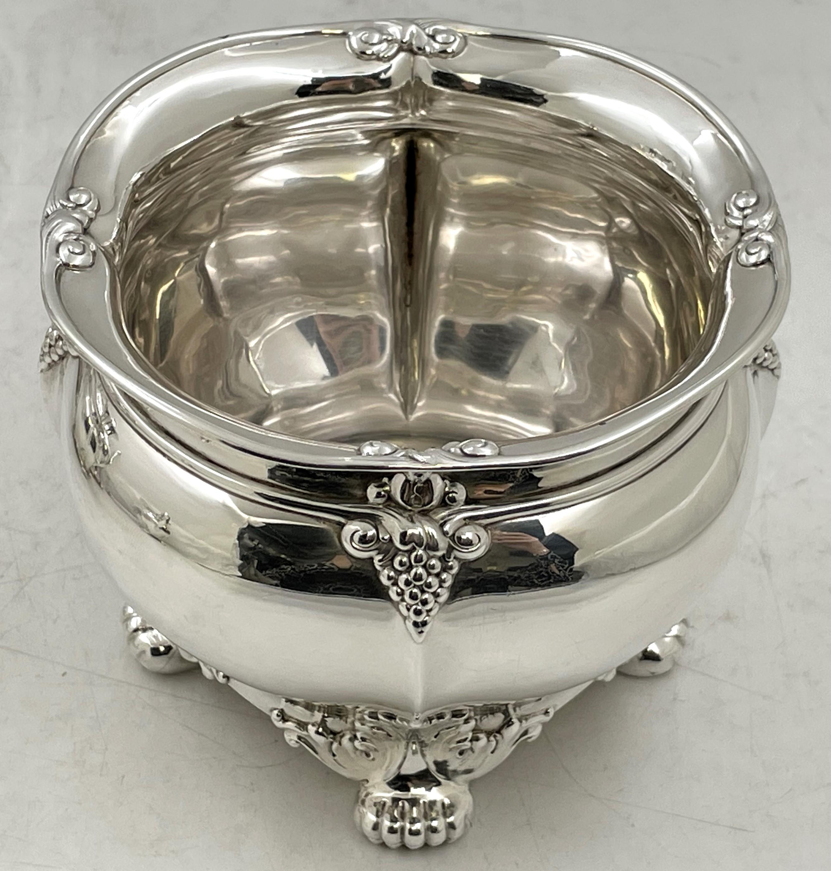 Tiffany & Co. 1896 Juego de té y café de 5 piezas de plata de ley con motivo acebo? en venta 10