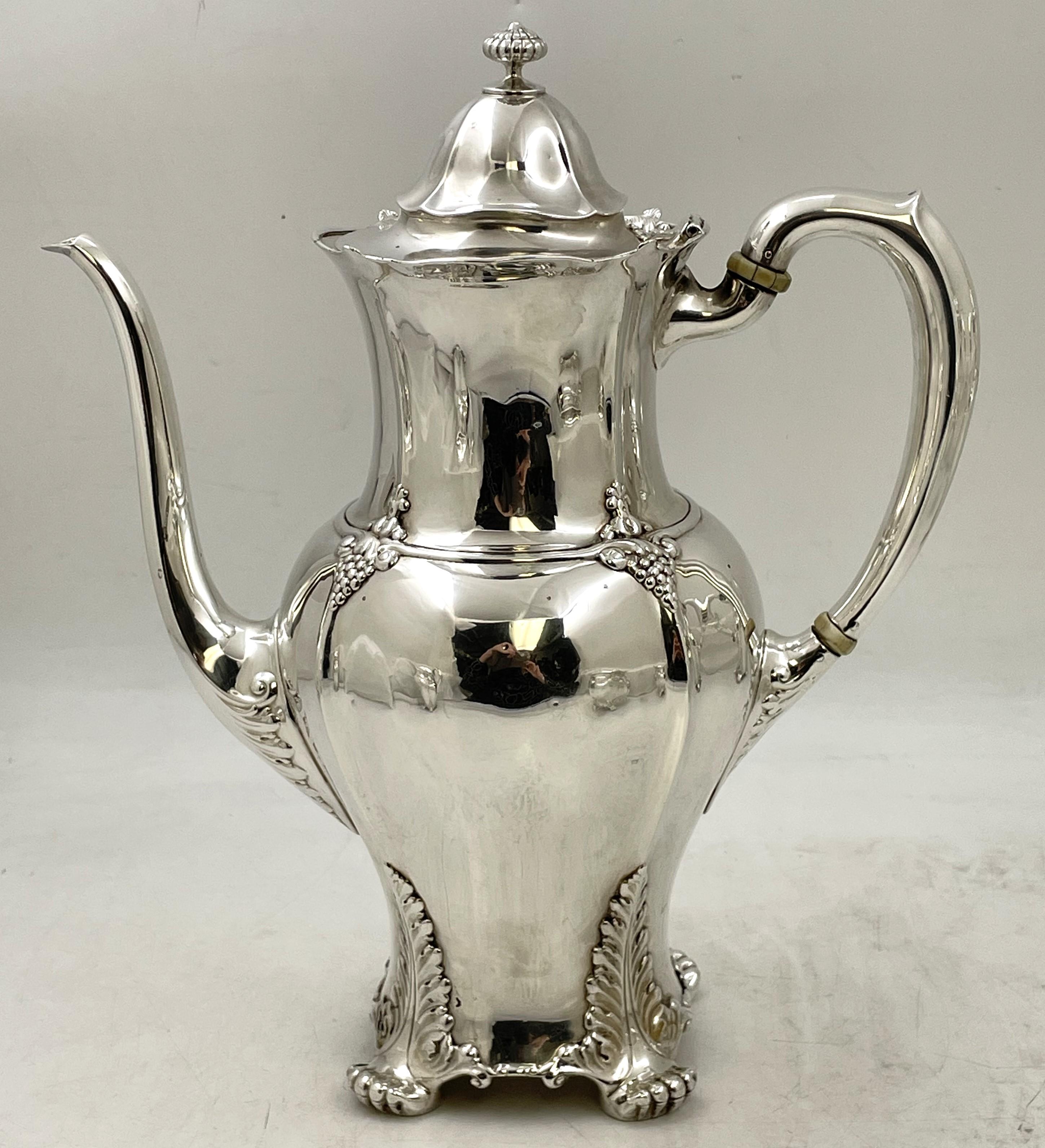 Juego de té y café de 5 piezas de plata de ley de Tiffany & Co., posiblemente del modelo Holly, con el número de modelo 12827 de 1896, bellamente adornado con motivos estilizados de hojas y uvas, todo ello apoyado sobre 4 pies, compuesto por:

una