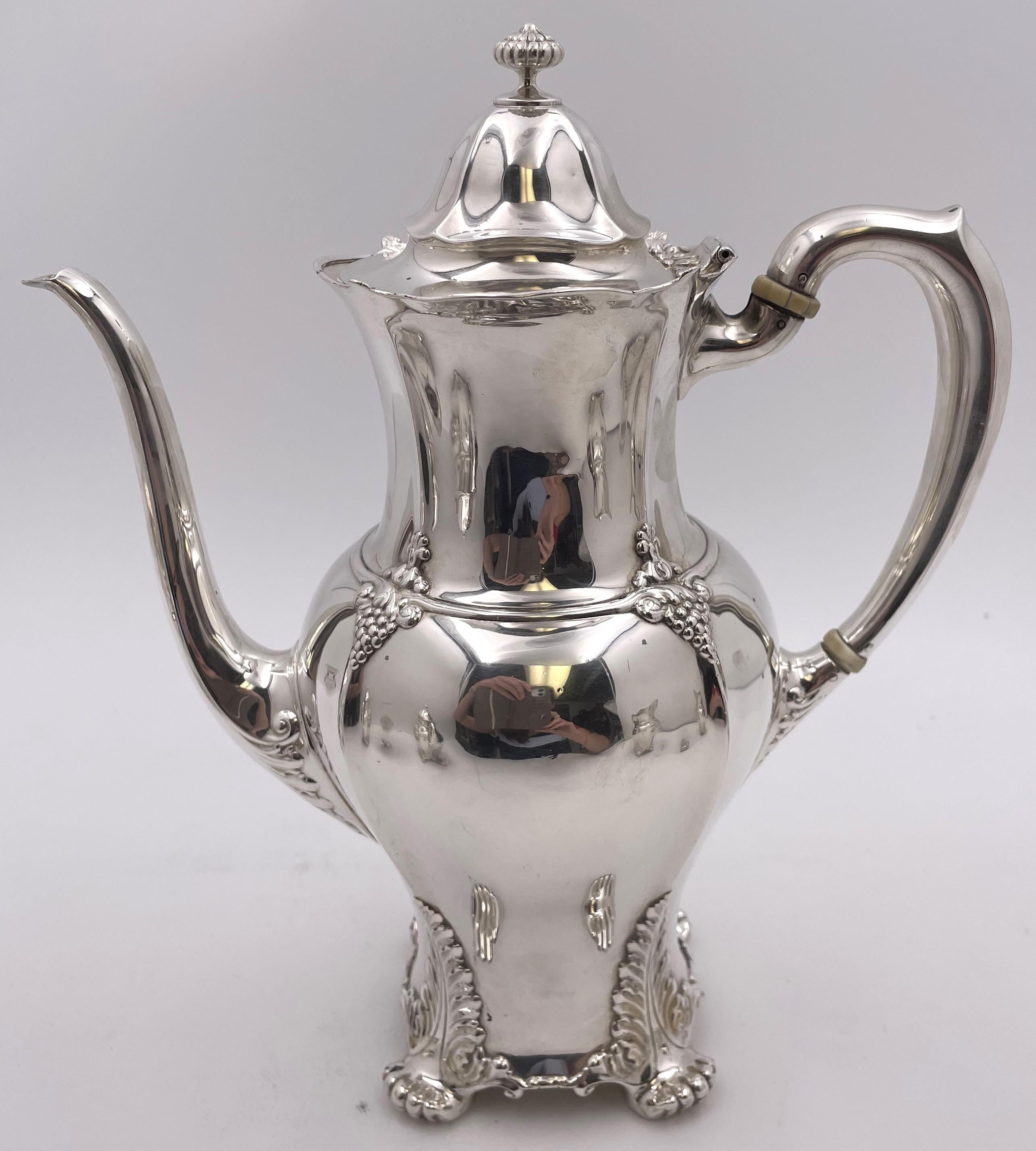 Tiffany & Co. sterling silver 5-piece tea and coffee set, possibly in the Holly pattern, in pattern number 12827 from 1896, beautifully adorned with stylized leaf and grape motifs, all standing on 4 feet, consisting of:

a coffee pot, measuring 11