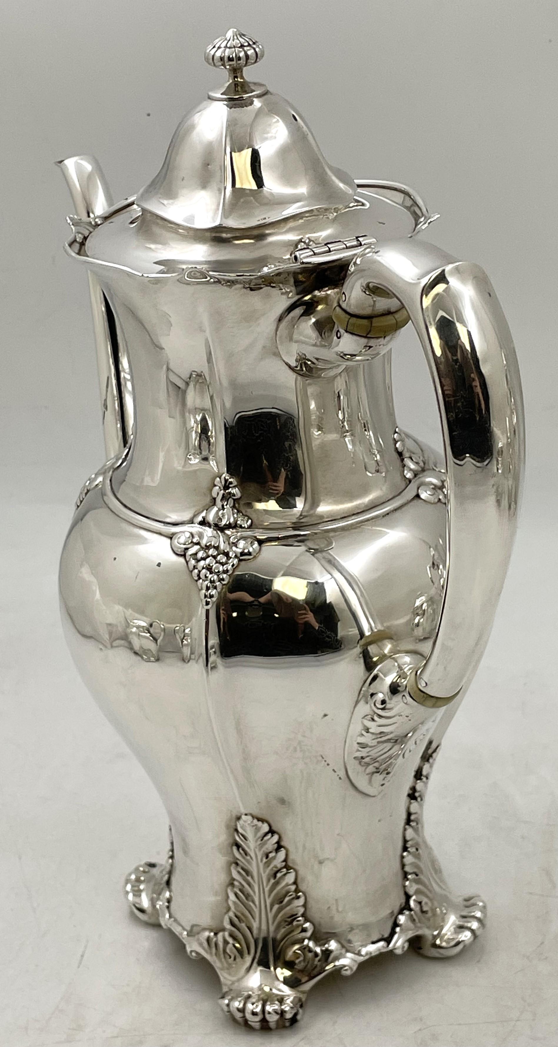 Tiffany & Co. 1896 Juego de té y café de 5 piezas de plata de ley con motivo acebo? Estadounidense en venta