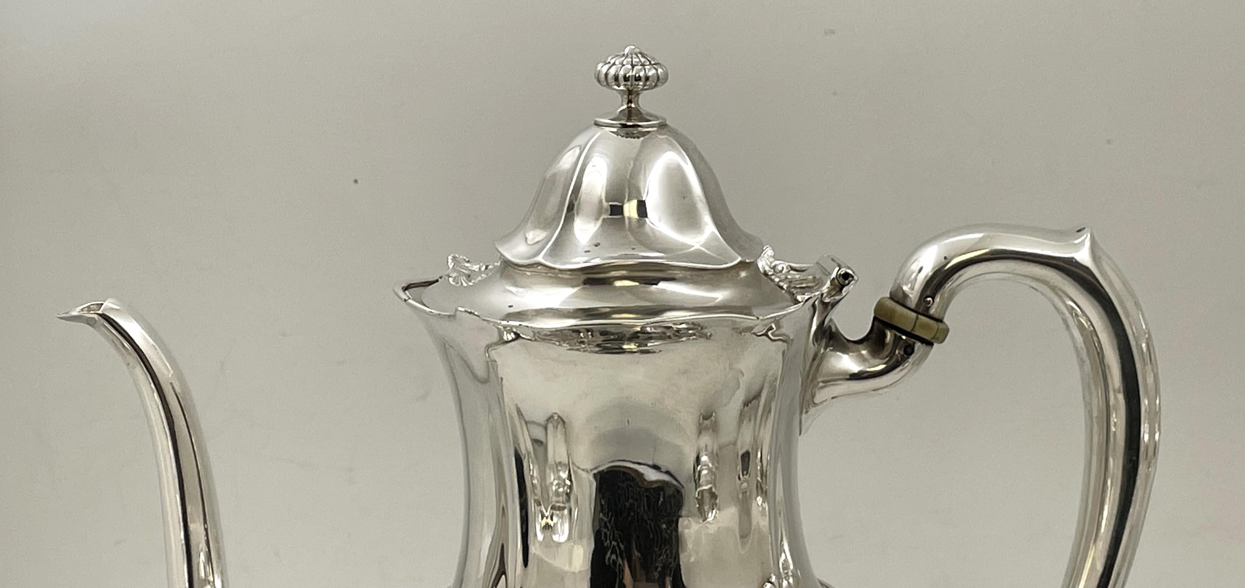 Tiffany & Co. 1896 Juego de té y café de 5 piezas de plata de ley con motivo acebo? en venta 1