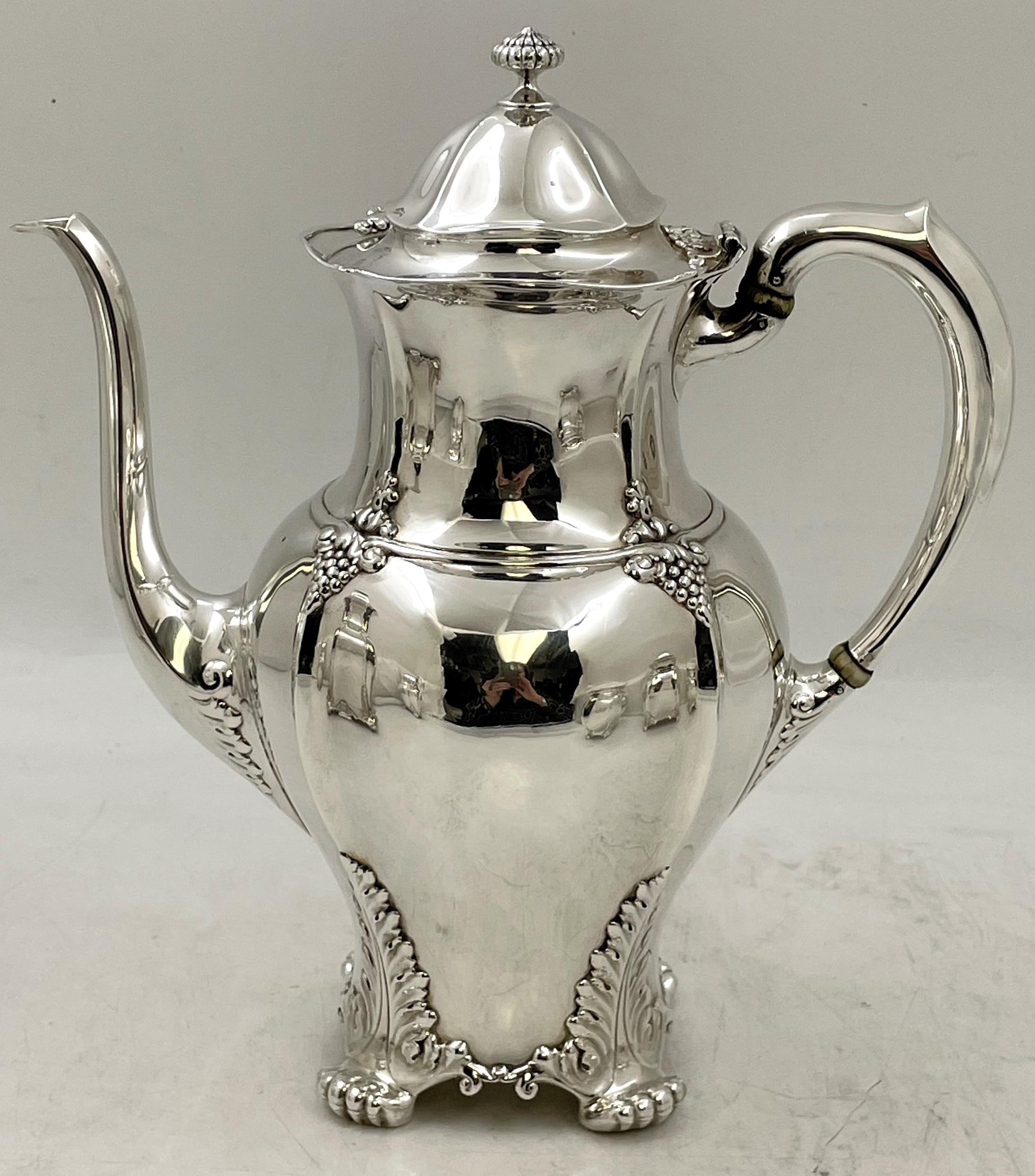 Tiffany & Co. 1896 Juego de té y café de 5 piezas de plata de ley con motivo acebo? en venta 2