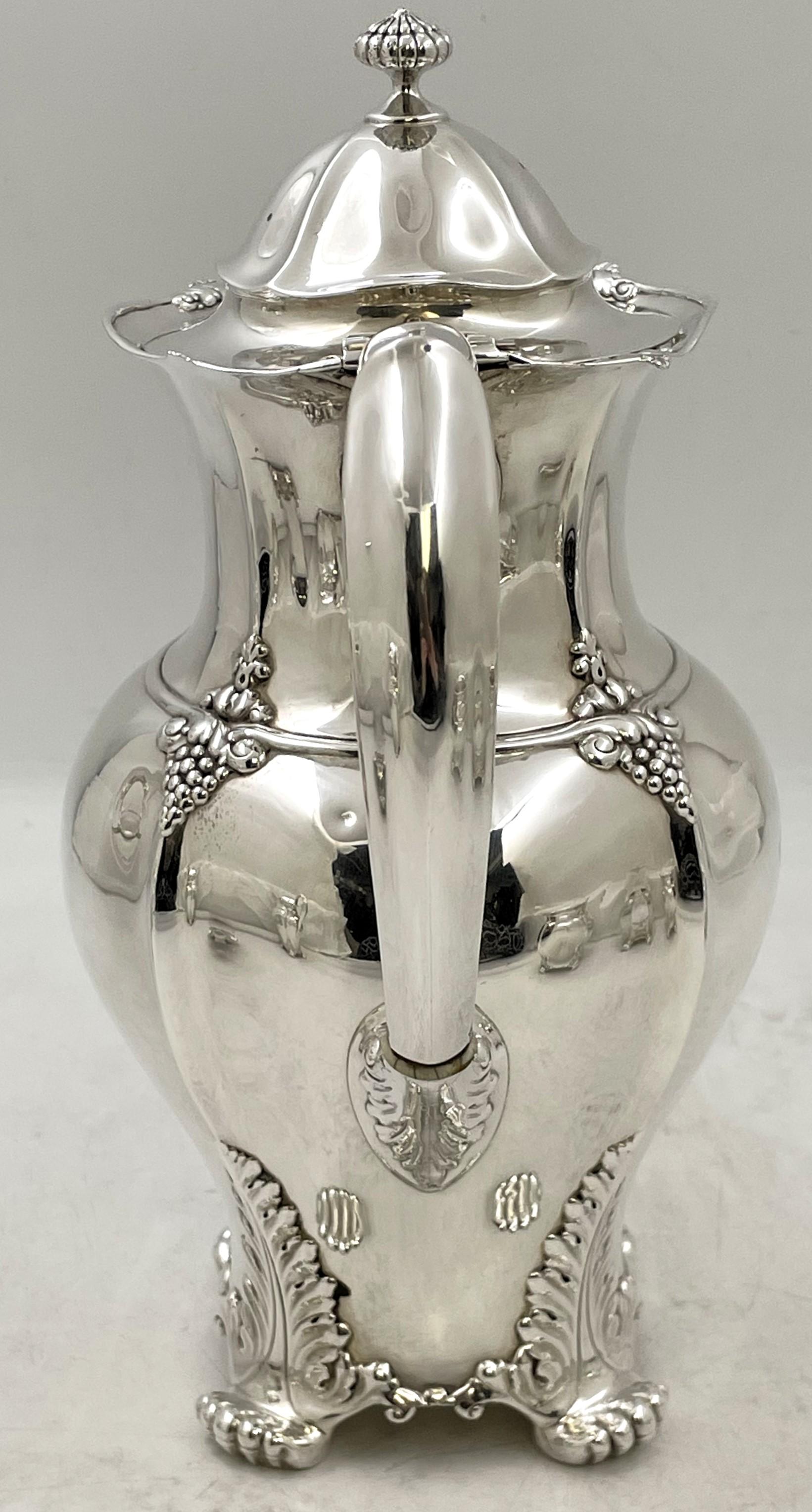 Tiffany & Co. 1896 Juego de té y café de 5 piezas de plata de ley con motivo acebo? en venta 3