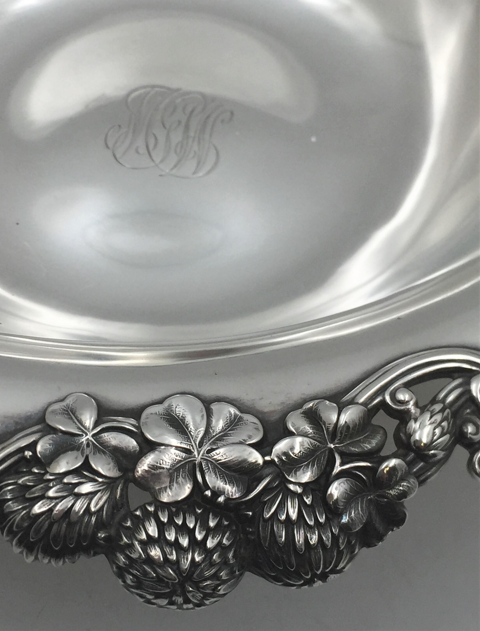 Fin du XIXe siècle Grand bol de centre de table en argent sterling avec trèfle Art Nouveau de Tiffany & Co. 1898 en vente