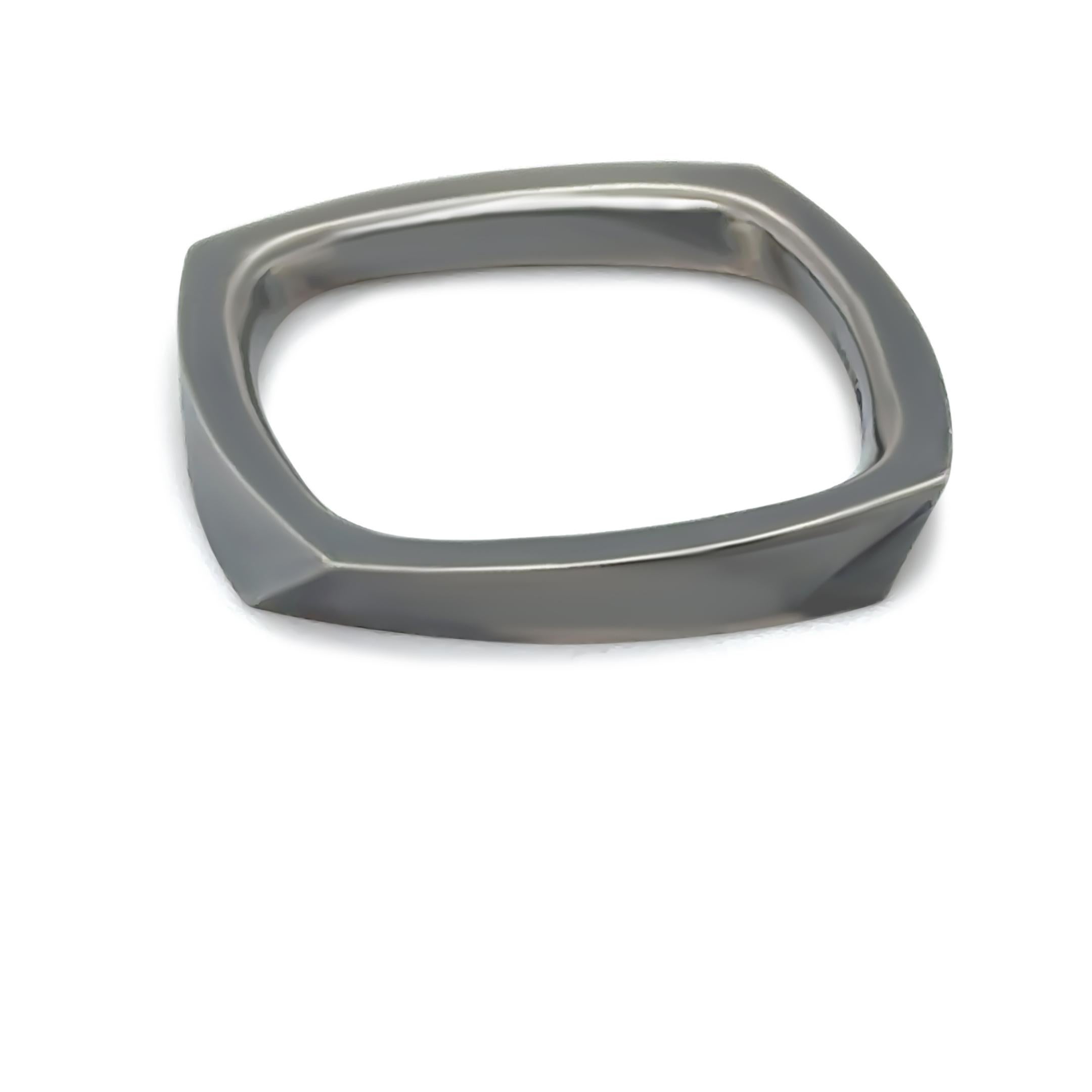 Cette bague rare et discontinuée de Tiffany & Co, issue de l'emblématique collection Torque de Frank Gehry, est réalisée en or noir 18 ct, offrant une touche audacieuse et contemporaine à l'élégance intemporelle. La bande étroite mesure 3,1 mm de