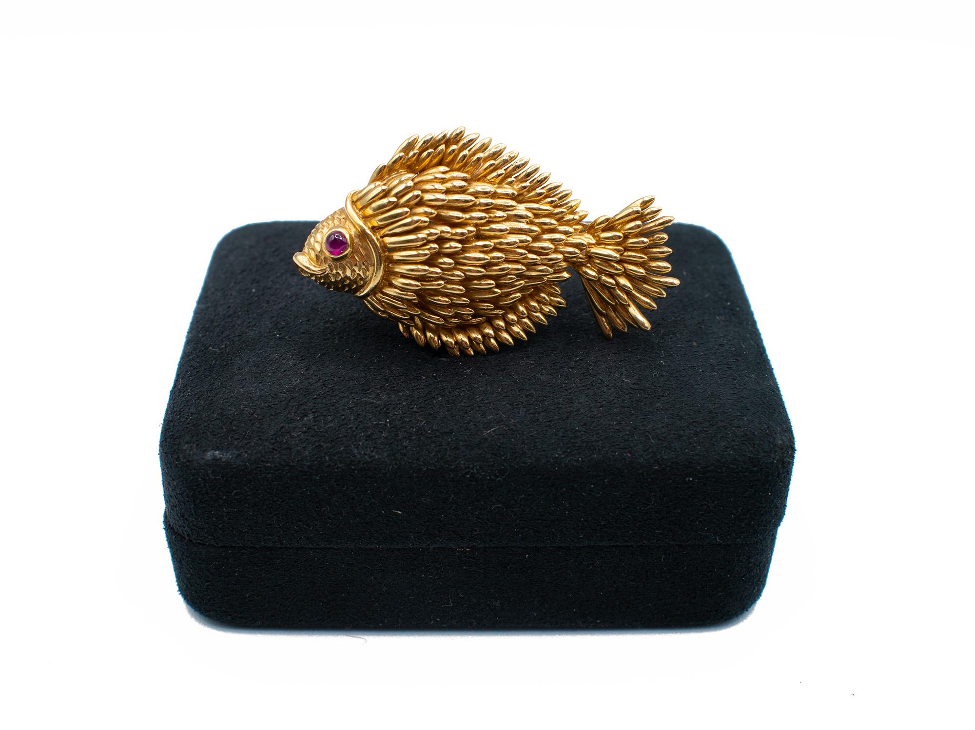 Création rare et fantaisiste de Tiffany & By, cette broche vintage est magistralement réalisée en or 18ct sous la forme d'un poisson stylisé. Le corps texturé est composé d'écailles d'or sculptées individuellement qui captent magnifiquement la