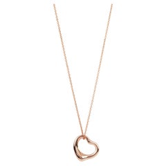 Colgante «Open Heart» de Elsa Peretti, de Tiffany & Co., en oro rosa de 18 quilates, de 16 mm