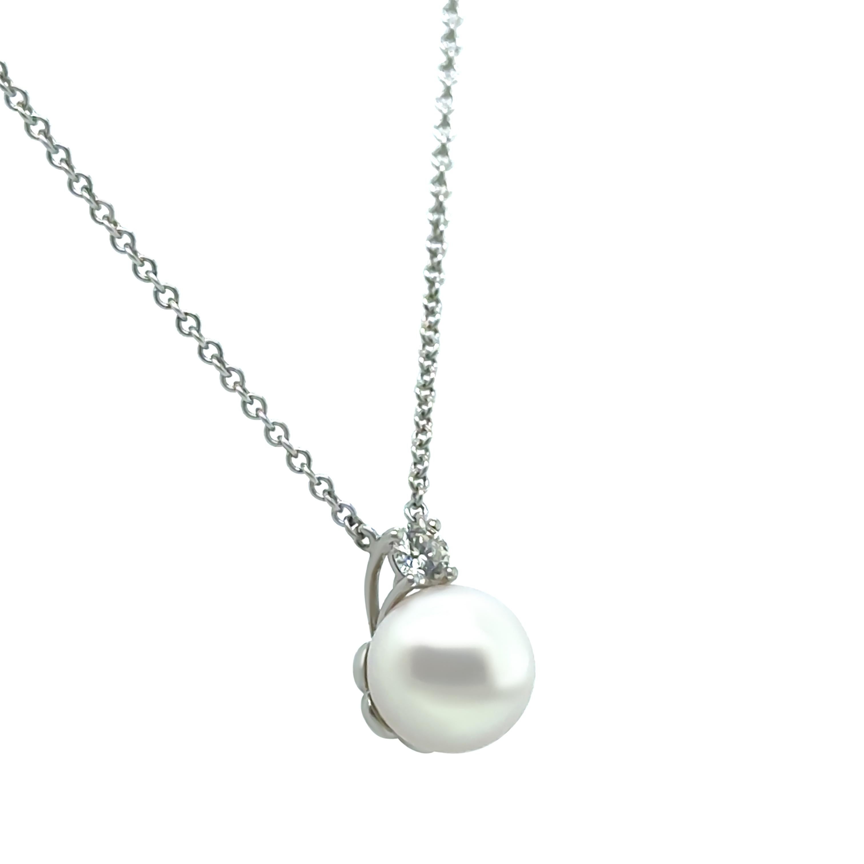 This elegant Tiffany & Co. pearl pendant necklace is crafted in 18ct white gold, featuring a lustrous 6.5-7mm Akoya pearl suspended from a delicate 16” chain. Also featuring a 0.05ct Round Brilliant Cut Diamond. Weighing 2.63 grams.

Metal: 18 White
