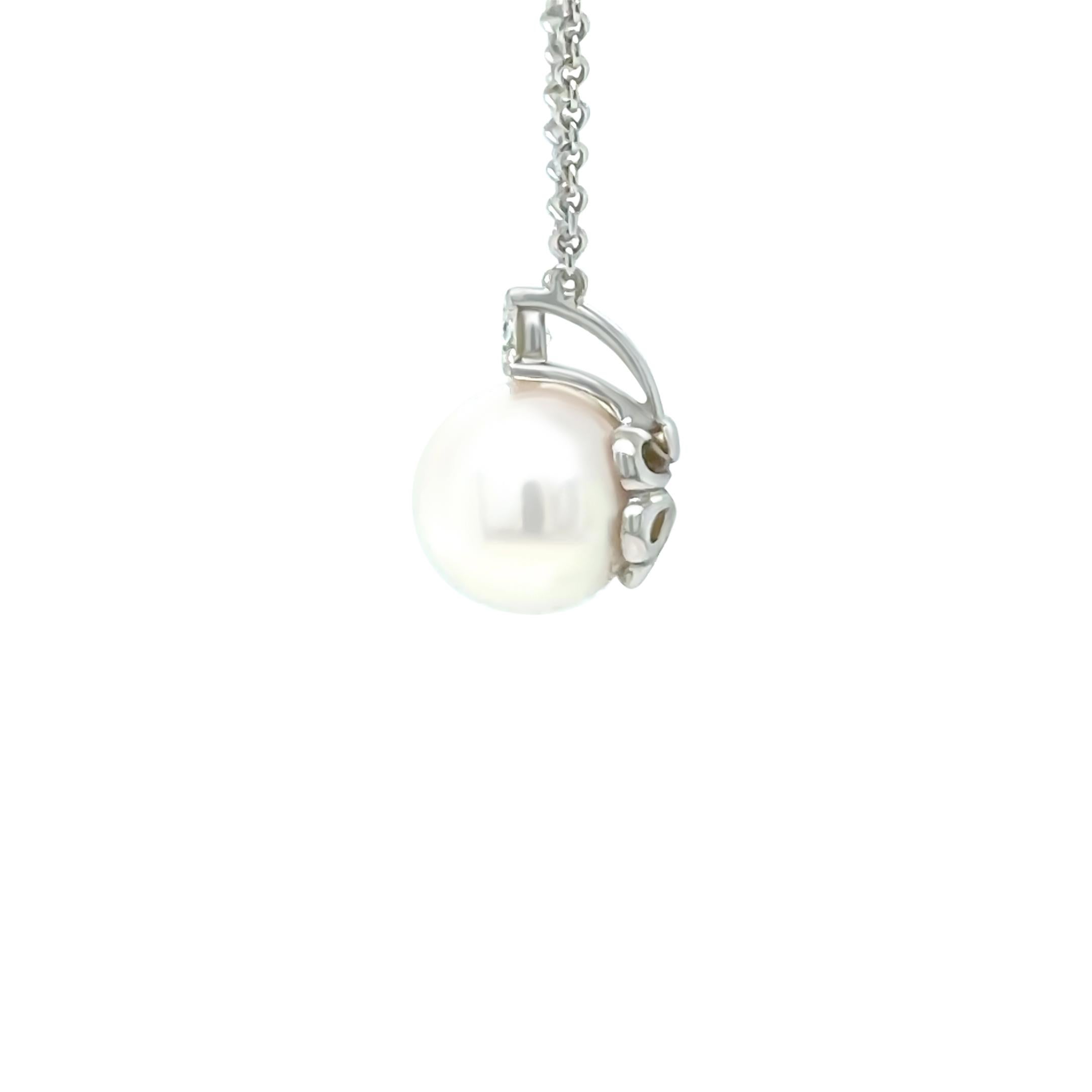 Tiffany & Co. 18ct White Gold Akoya Pearl Diamond Pendant Necklace 2.63g In Excellent Condition For Sale In SYDNEY, NSW