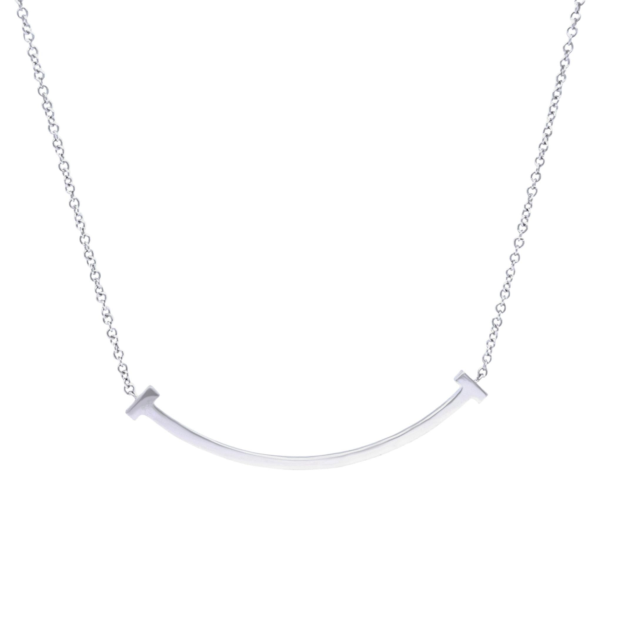 Taille ronde Tiffany & Co. Pendentif T Smile en or blanc 18 carats avec diamants de 0,10 carat et 2,37 g en vente