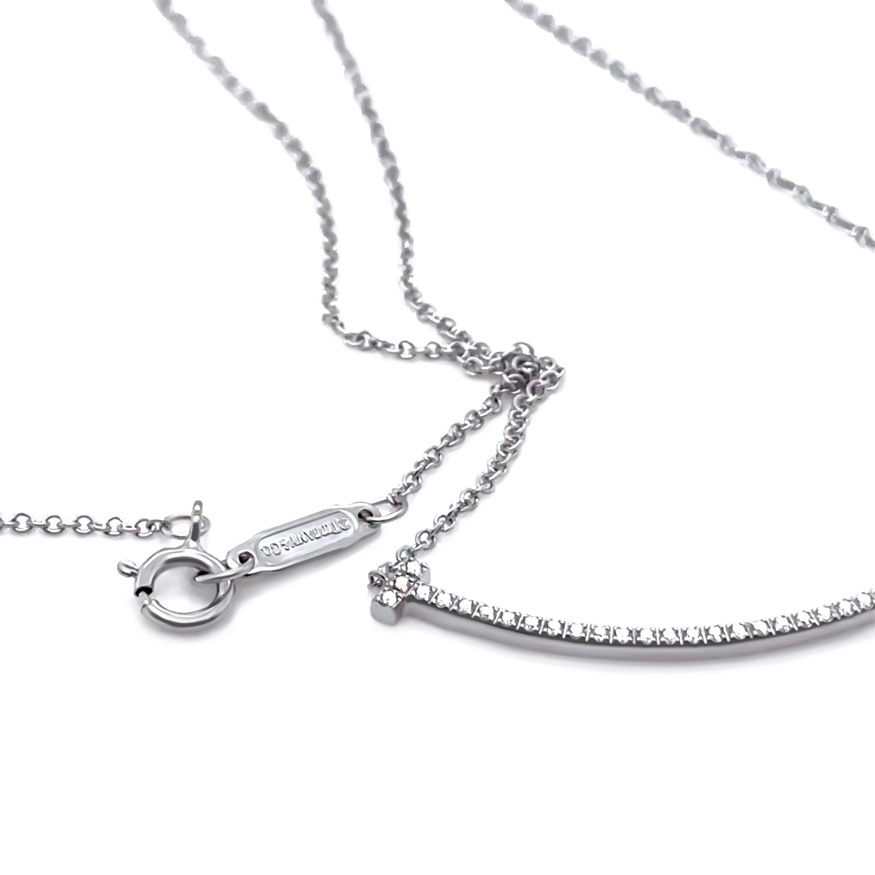 Tiffany & Co. Pendentif T Smile en or blanc 18 carats avec diamants de 0,10 carat et 2,37 g Excellent état - En vente à SYDNEY, NSW