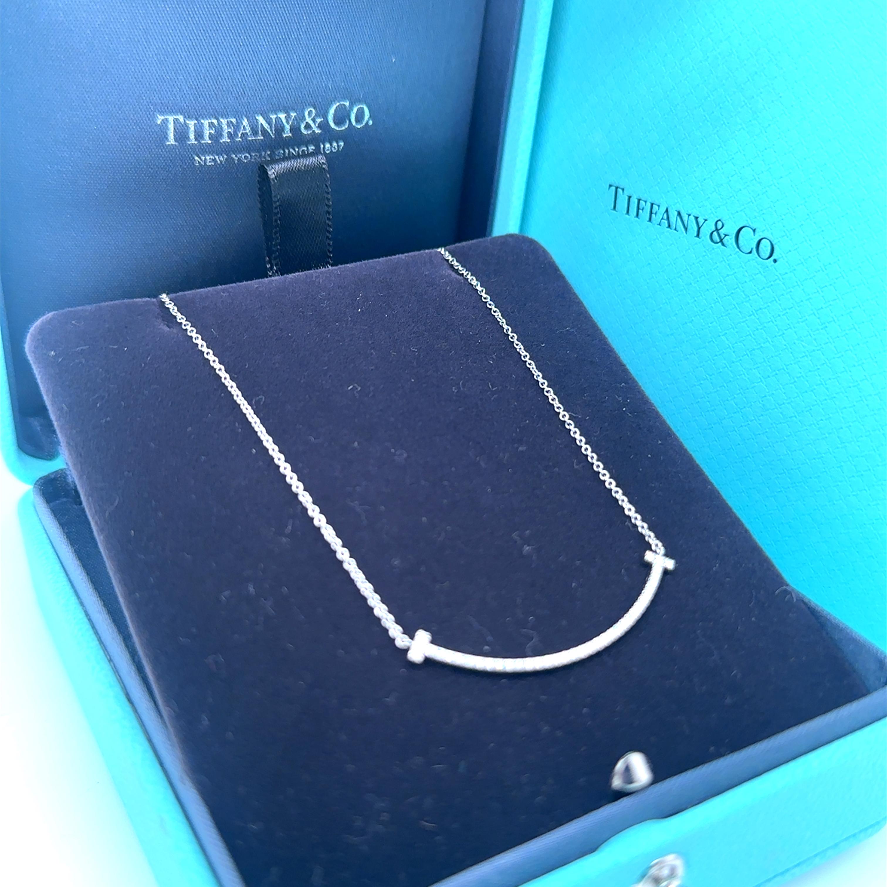 Tiffany & Co. Pendentif T Smile en or blanc 18 carats avec diamants de 0,10 carat et 2,37 g Pour femmes en vente