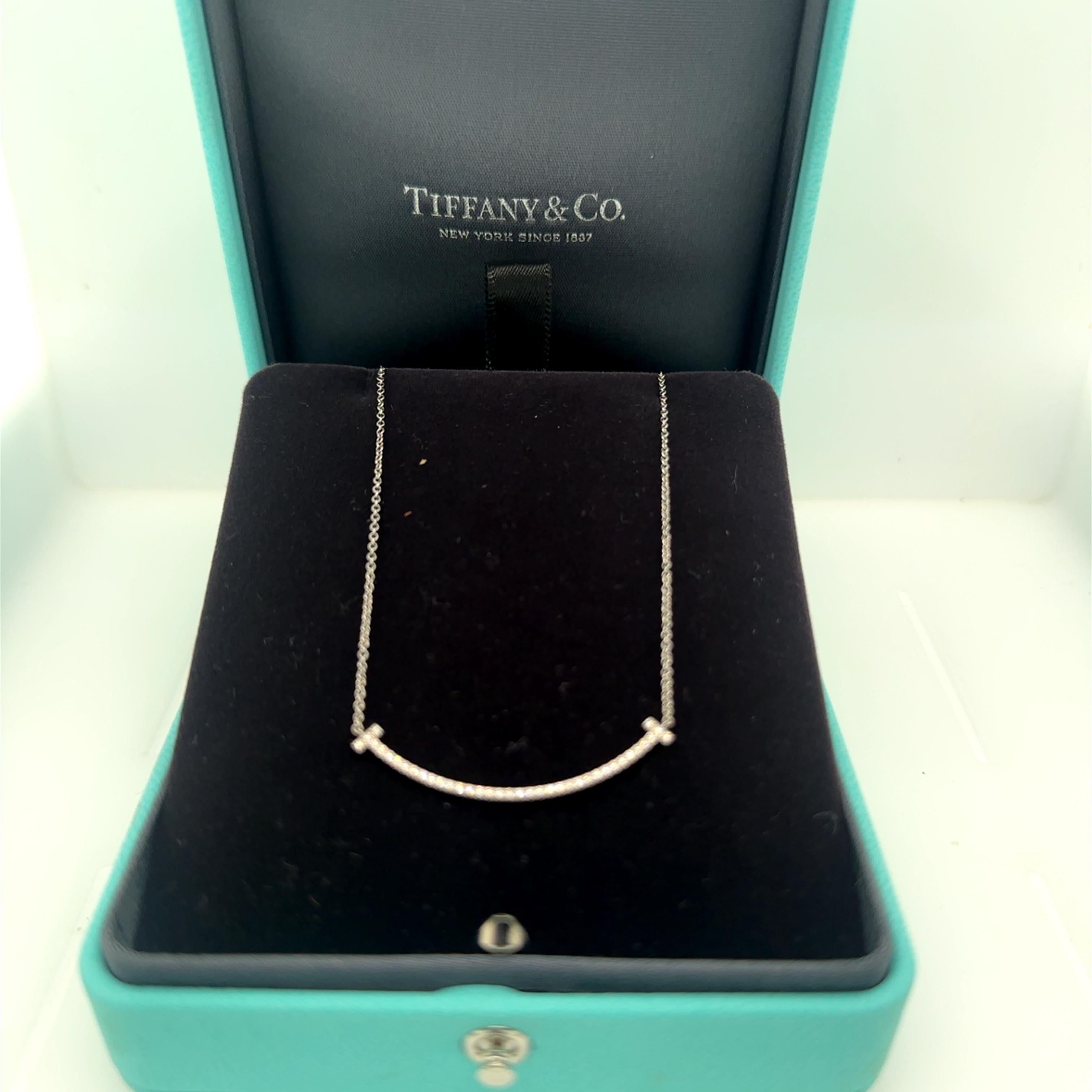 Tiffany & Co. Pendentif T Smile en or blanc 18 carats avec diamants de 0,10 carat et 2,37 g en vente 1