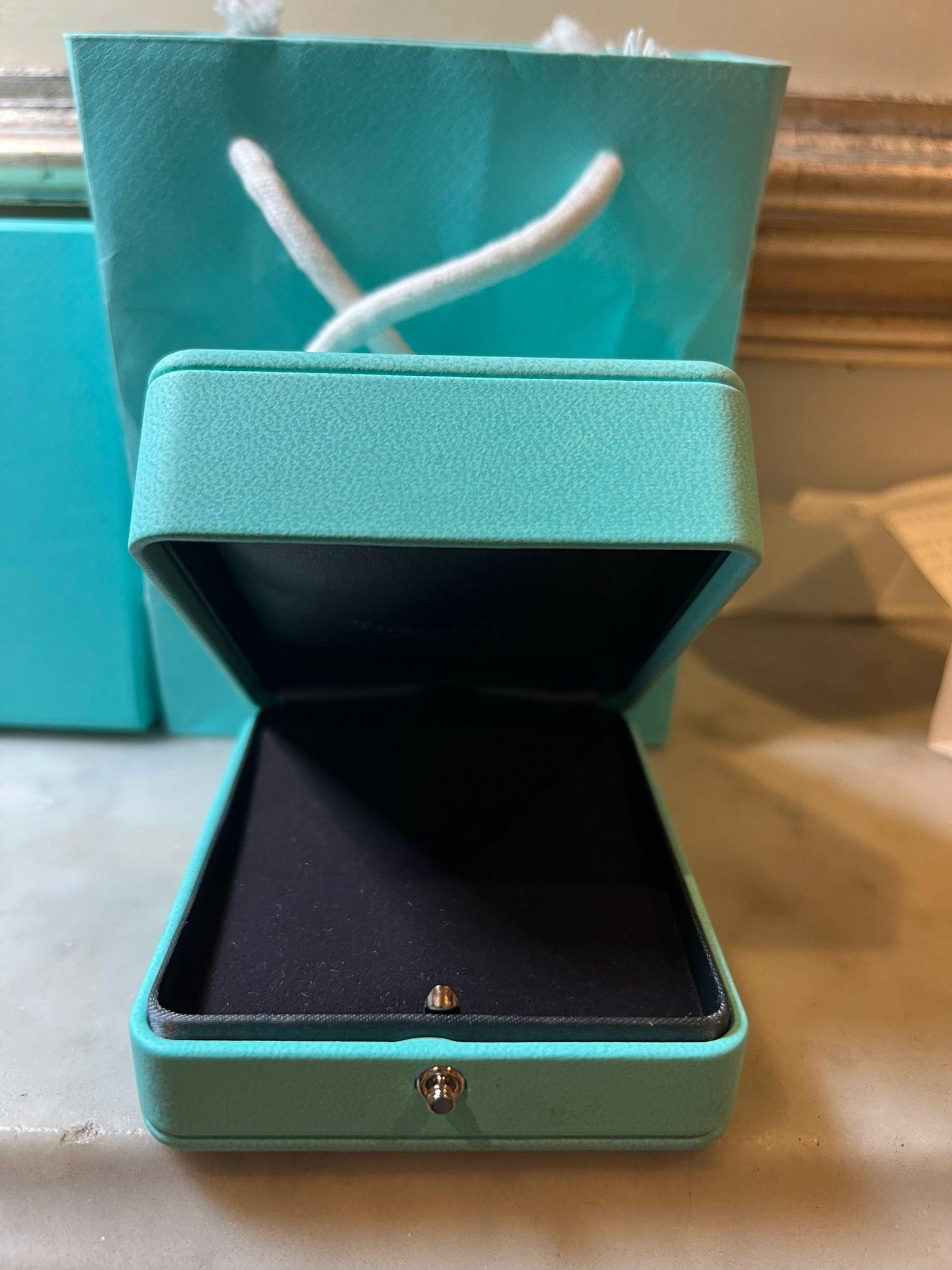 Tiffany & Co. Pendentif T Smile en or blanc 18 carats avec diamants de 0,10 carat et 2,37 g en vente 3