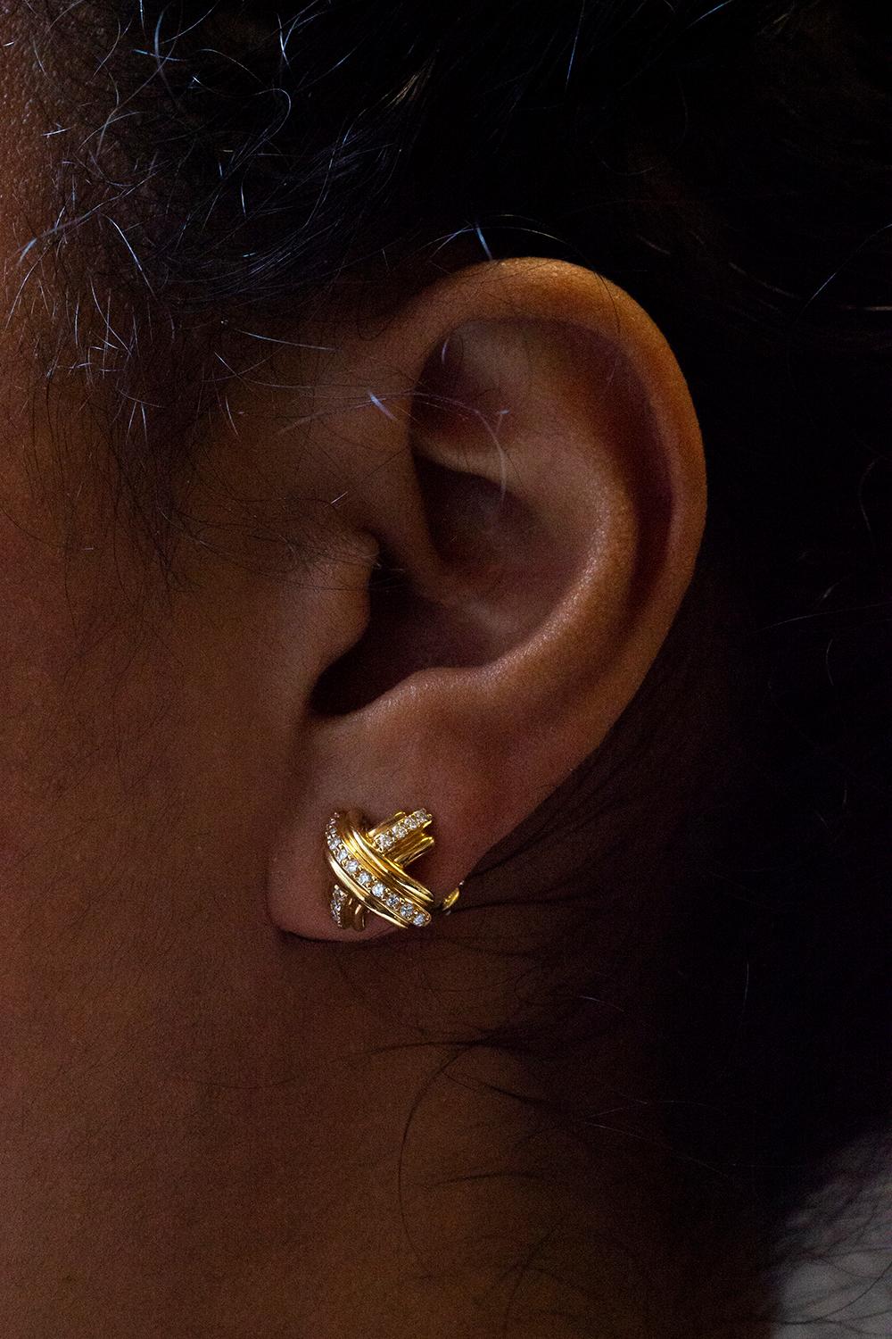 Taille brillant Tiffany & Co. Boucles d'oreilles « Kiss » en or jaune 18 carats et diamants en vente