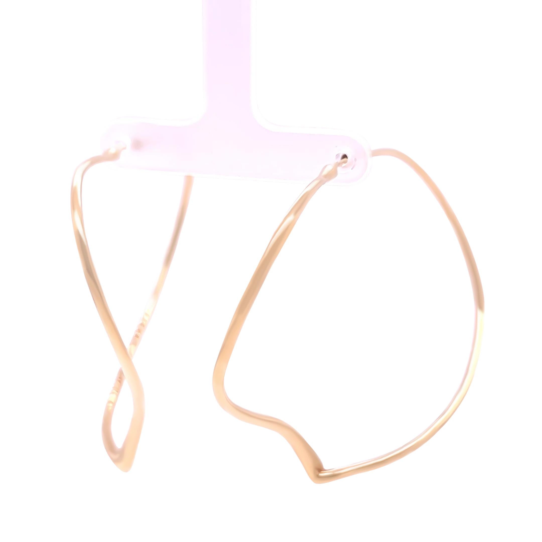 Estos exquisitos pendientes de aro de corazón abierto Elsa Peretti for Tiffany & Co. están elaborados en oro amarillo de 18 ct y pesan 12,16 gramos. Cada pendiente está bellamente diseñado con el estilo orgánico característico de Peretti, con formas