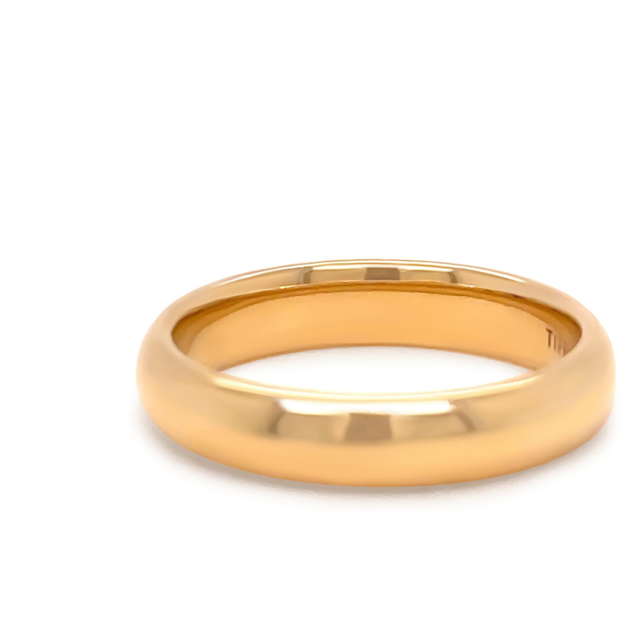 Cette élégante pièce de Tiffany & Co. L'alliance Forever est fabriquée en or jaune 18ct avec une finition élégante et polie. Ce modèle intemporel est doté d'une bande de 4,5 mm de large, symbolisant l'amour et l'engagement éternels.

Métal : or