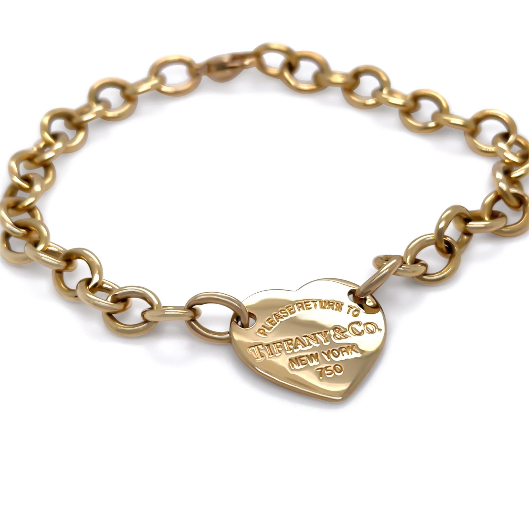 This elegant Tiffany & Co. Return to Tiffany Full Heart Toggle Bracelet is crafted in 18ct yellow gold, weighing 26.5 grams. The bracelet features a classic oval belcher link design, complemented by a heart-shaped charm engraved with “Please Return