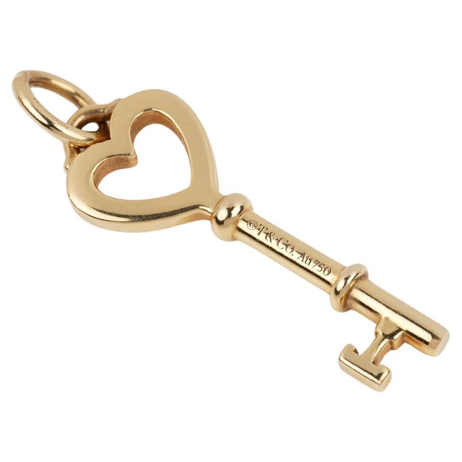 Tiffany 
Co. 18ct Yellow Gold Tiffany Keys Heart Mini Pendant im Angebot