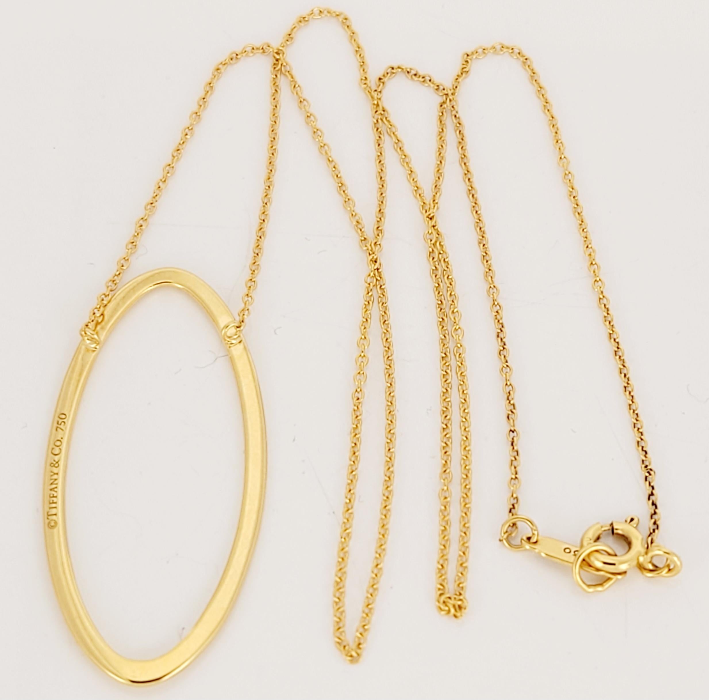 Marque Tiffany& co
Très bon état. 
Or jaune 18K
Forme du pendentif Ovale 
Longueur de la chaîne 18'' Long
Longueur du pendentif 37,5 mm
Largeur du pendentif 18mm 
Poids total 3,5gr
Livré avec une boîte à pendentifs Tiffany&co