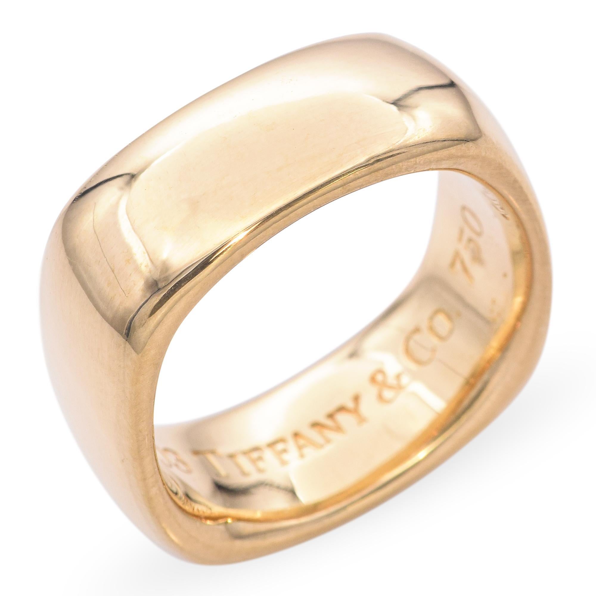 Questo Tiffany & Co. è realizzato in ricco oro giallo 18 carati con un design minimalista e senza tempo. La sua struttura solida e le finiture raffinate riflettono l'eccezionale qualità e artigianalità per cui Tiffany è nota. Un pezzo classico e