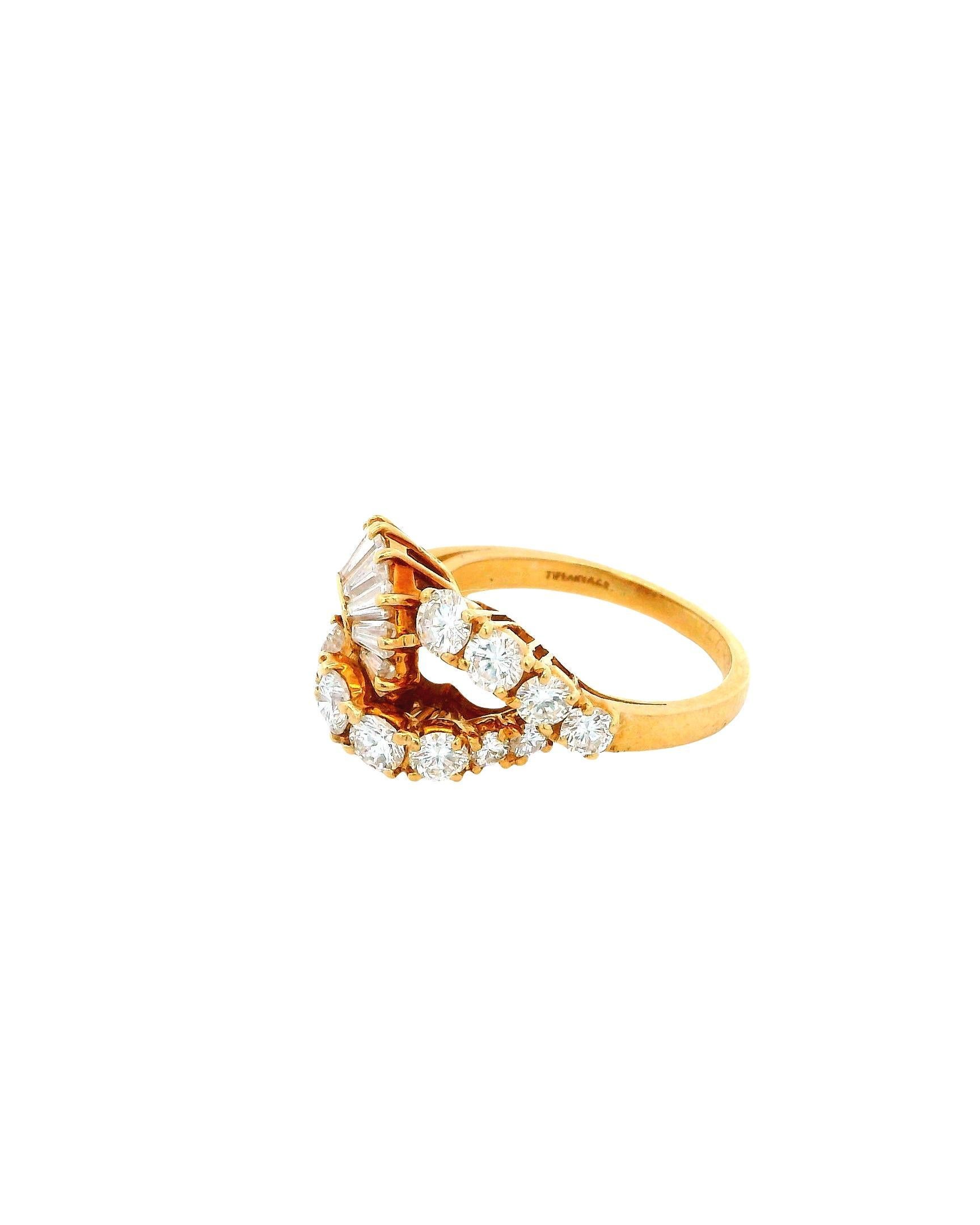 Cette exquise pièce de Tiffany & Co. La bague Crossover Diamond est magnifiquement réalisée en or 18 carats et présente un design captivant qui entrelace élégamment deux anneaux. Ornée de 2,5 carats de diamants étincelants, cette bague respire le