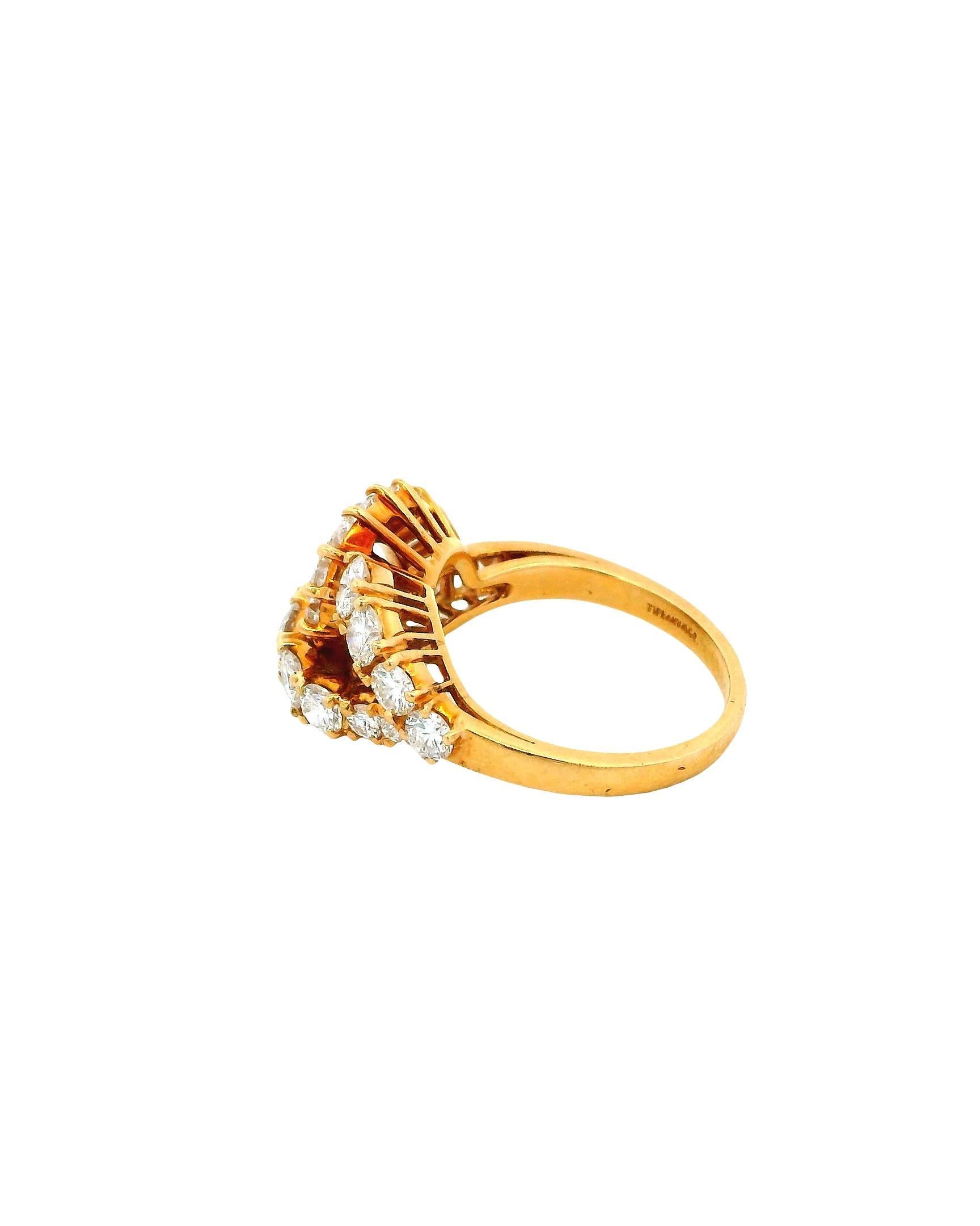 Tiffany & Co. 18K Golding & Co. 2.5 Ct Crossover Diamond Ring Box & Receipts Excellent état - En vente à Great Neck Plaza, NY