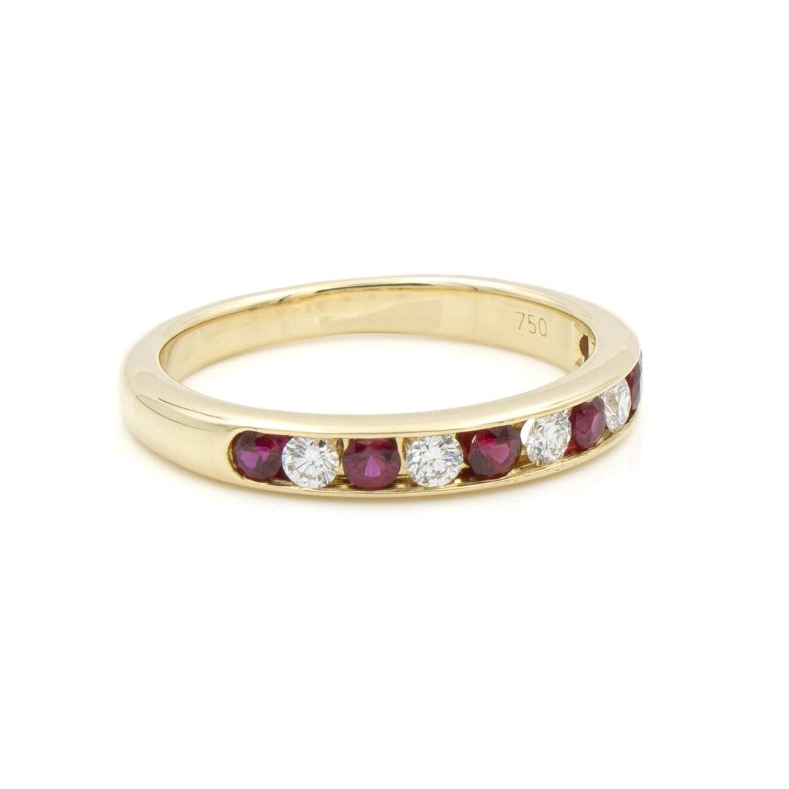 TIFFANY & Co. 18K Gold 3mm Halbkreis Diamant Rubin Band Ring 5.5

Metall: 18K Gelbgold 
Größe: 5,5
Breite des Bandes: 3mm 
Diamant: 5 runde Brillanten, Gesamtkaratgewicht ca. 0,22. 
Rubin: 6 runde Rubine, Gesamtkaratgewicht ca. 0,24.  
Punze: