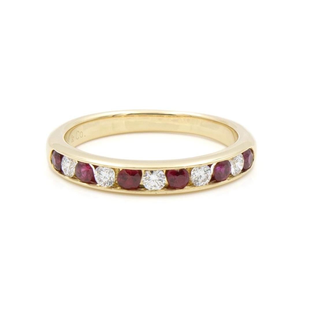 TIFFANY & Co. 18K Gold 3mm Halbkreis Diamant Rubin Band Ring 5.5 (Rundschliff) im Angebot