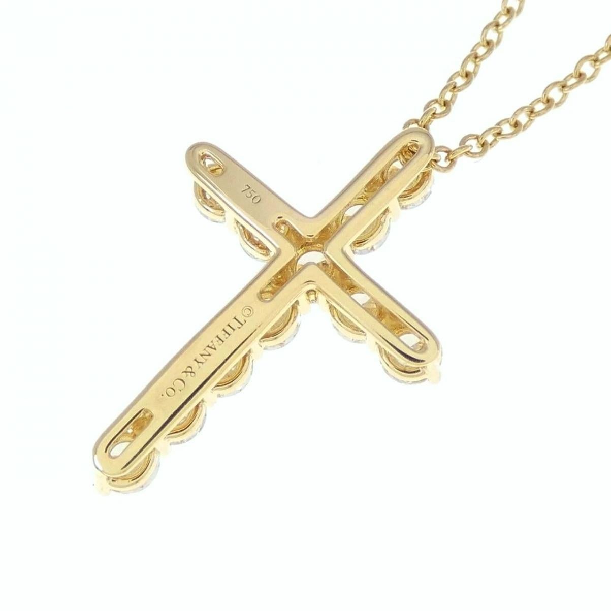 TIFFANY & Co. Collier pendentif croix en or 18K avec diamant de 0,42ct Pour femmes en vente