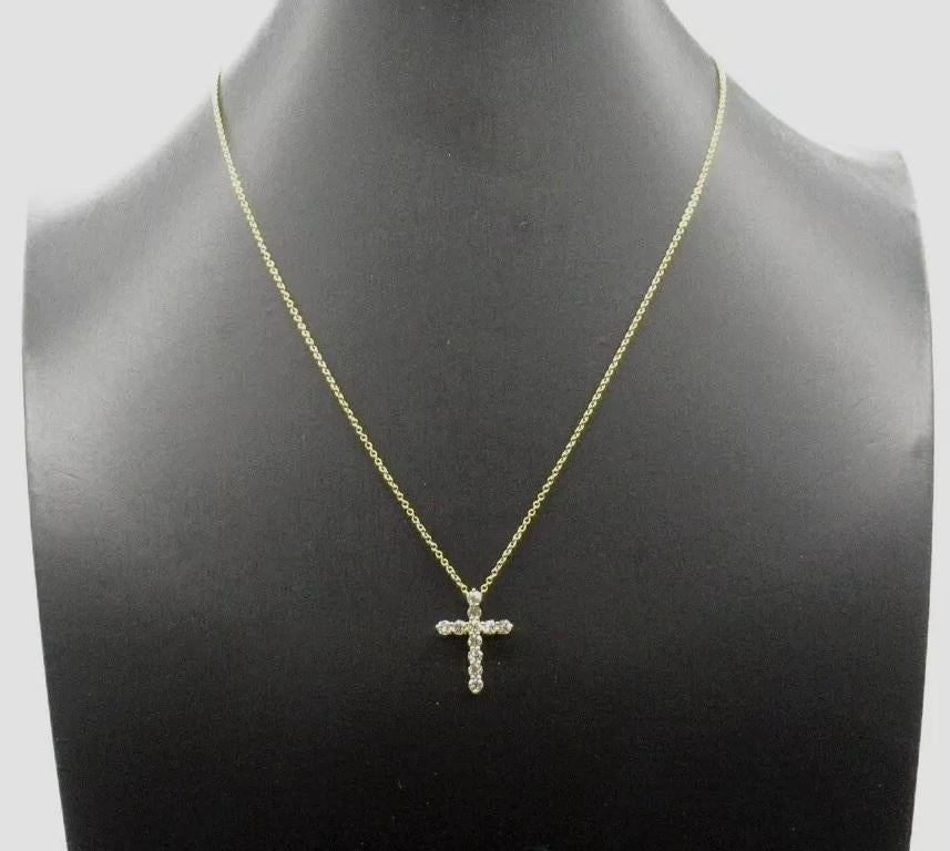 Collana con croce di diamanti TIFFANY & Co. in oro 18 carati da 0,42 carati in vendita 2