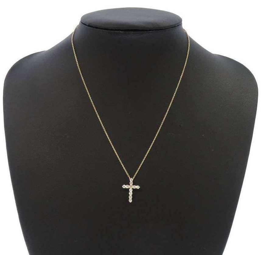 TIFFANY & Co. Collier pendentif croix en or 18K avec diamant de 0,42ct en vente 2