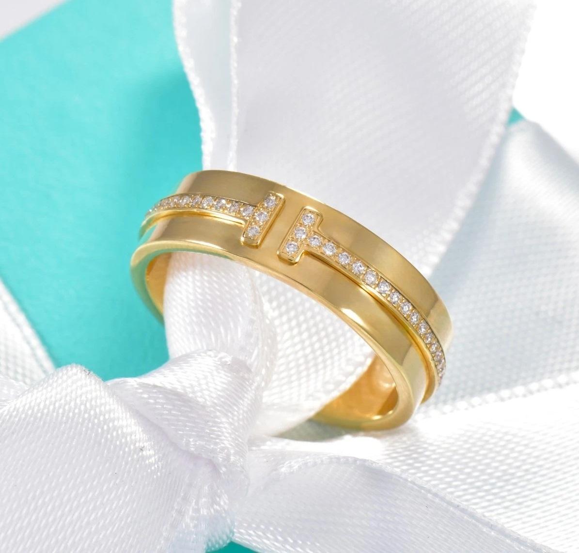 Taglio rotondo TIFFANY & Co. Anello a T con diamante largo 5,5 mm in oro 18 carati 7 in vendita