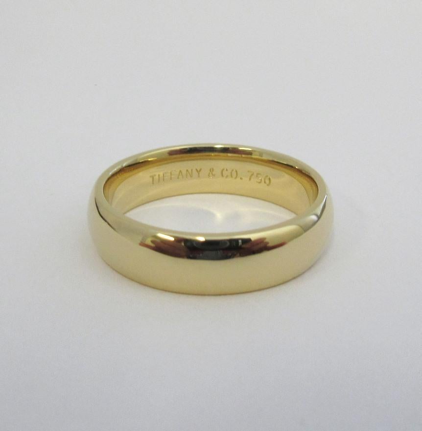 TIFFANY & Co. 18K Gold 6mm Comfort Fit Wedding Band Ring 10.5 In Excellent Condition For Sale In Los Angeles, CA