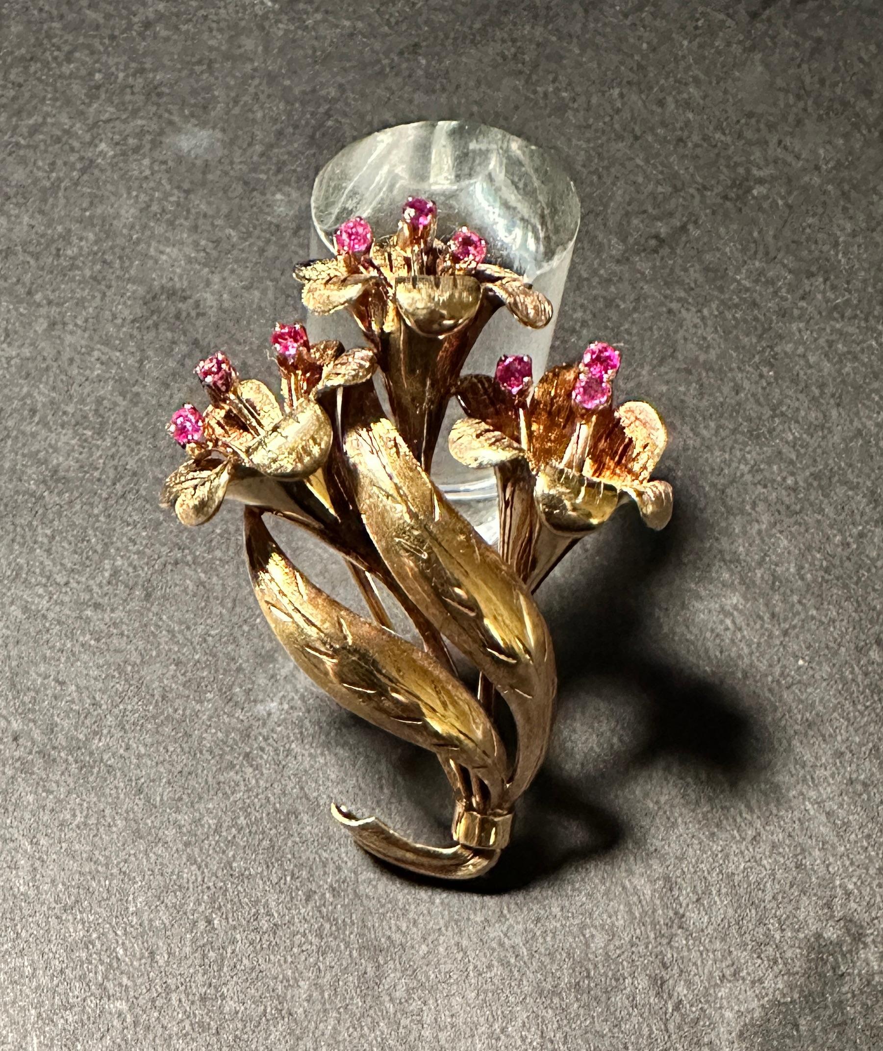 Broche vintage Tiffany & Co. de oro amarillo de 18 quilates y rubíes con forma floral. Acabado pulido y florentino. 9 rubíes redondos engastados. Fabricado en Italia. Totalmente marcado Tiffany & Co. 18K Italia. 
14.5 gramos 