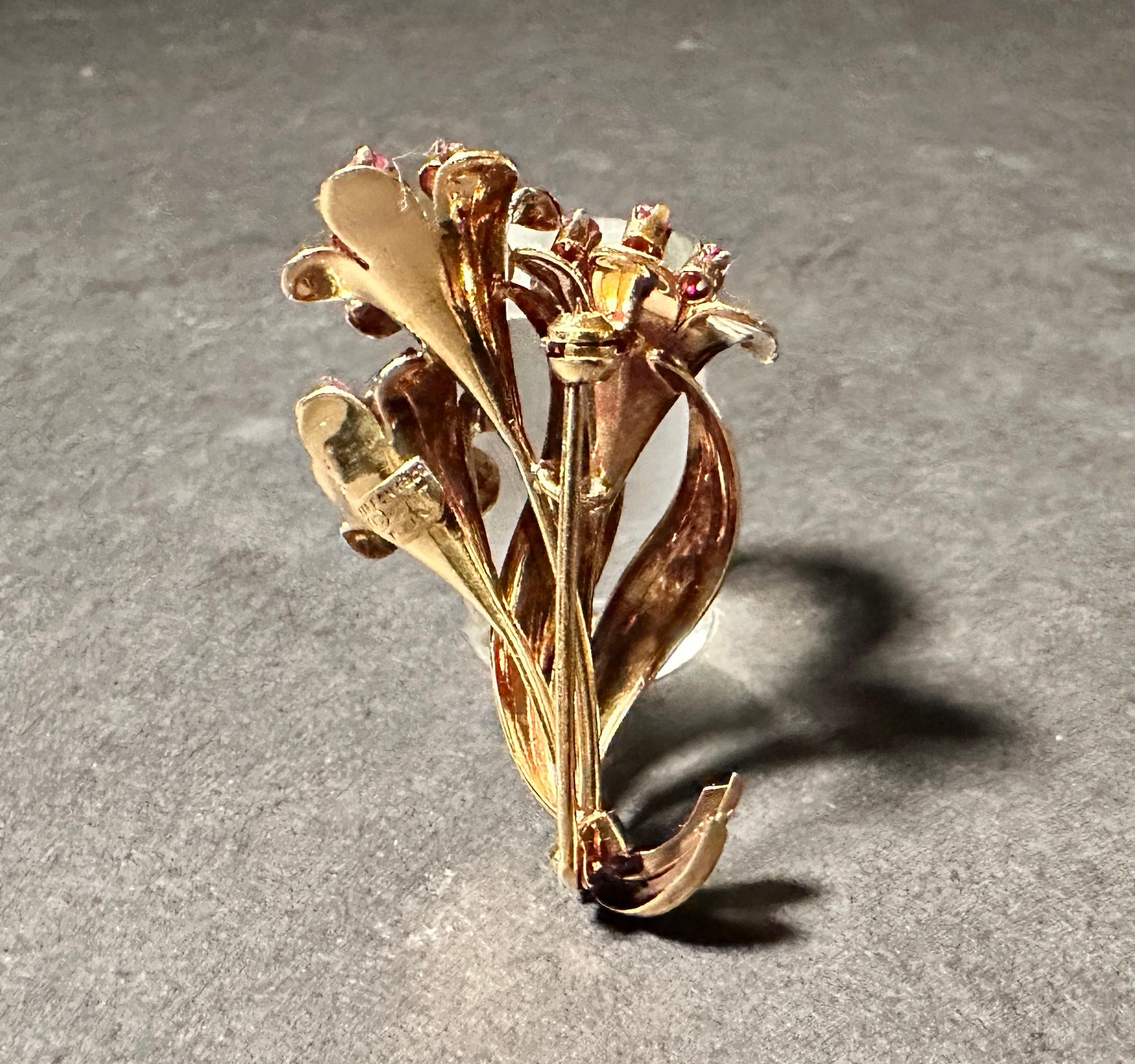 Alfiler broche con forma de flor de oro de 18 quilates y rubí Tiffany & Co. Moderno de mediados de siglo en venta