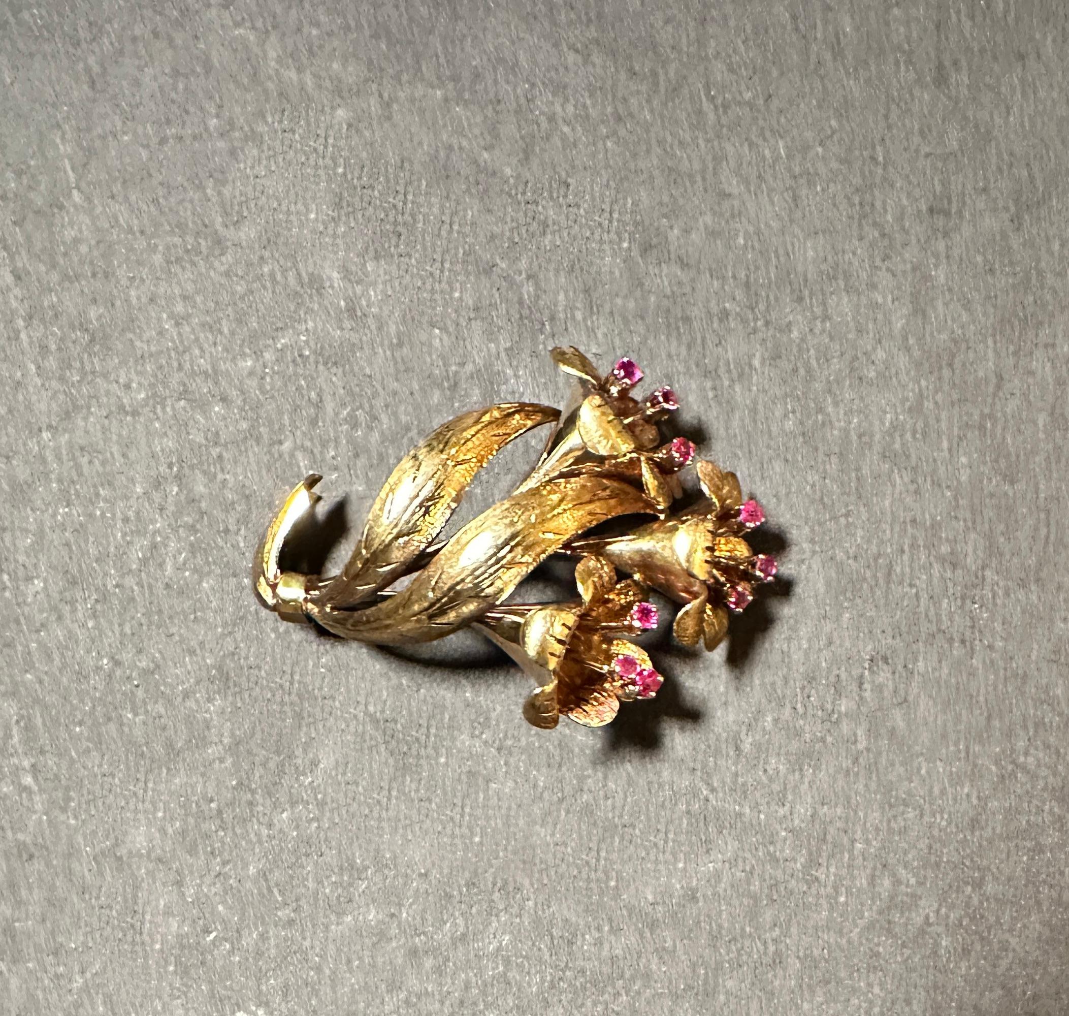 Alfiler broche con forma de flor de oro de 18 quilates y rubí Tiffany & Co. Italiano en venta