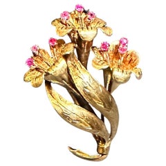 Spilla a forma di fiore in oro 18 carati e rubino di Tiffany & Co.