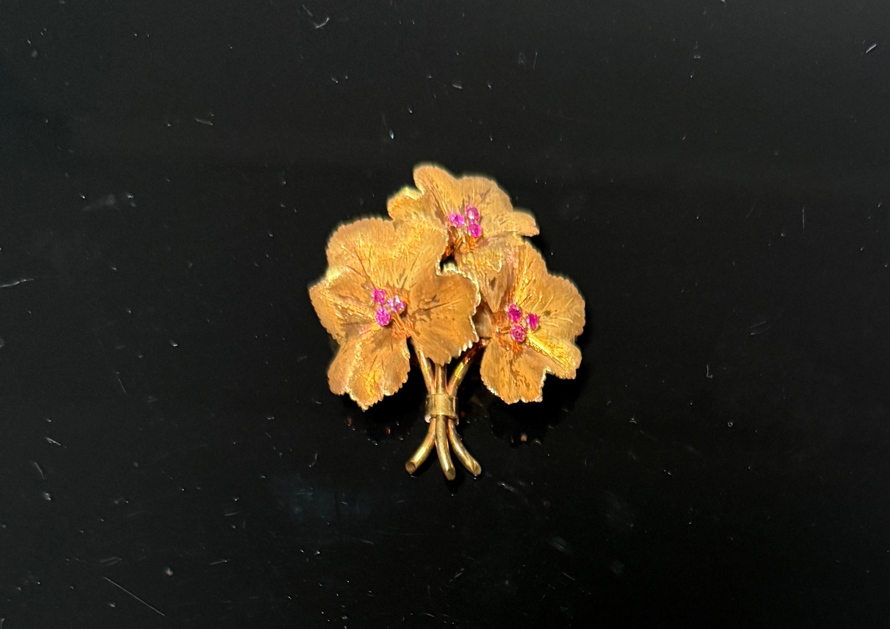 20ième siècle Tiffany & Co. Broche en forme de feuille en or 18 carats et rubis en vente