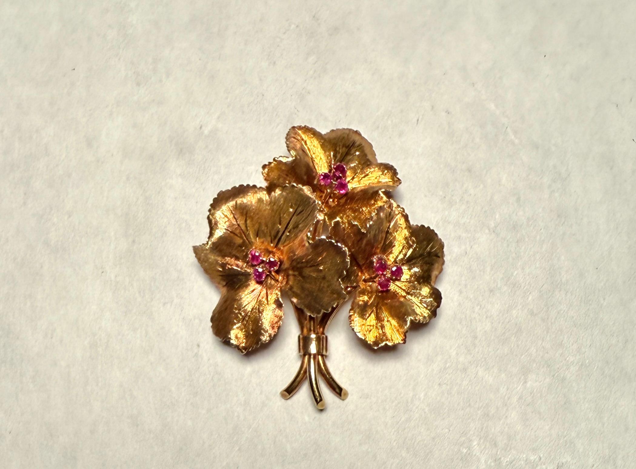 Or Tiffany & Co. Broche en forme de feuille en or 18 carats et rubis en vente