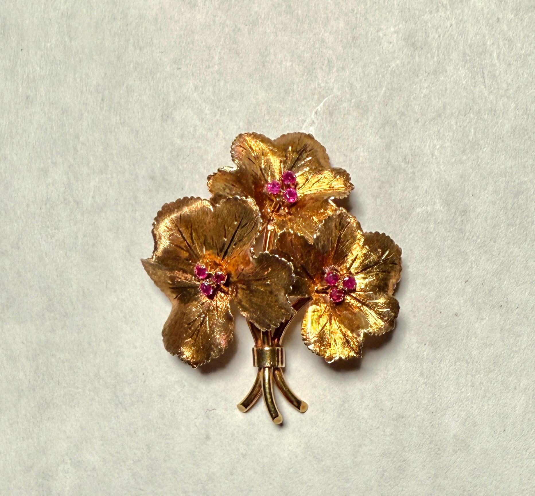 Tiffany & Co. Broche en forme de feuille en or 18 carats et rubis en vente 1