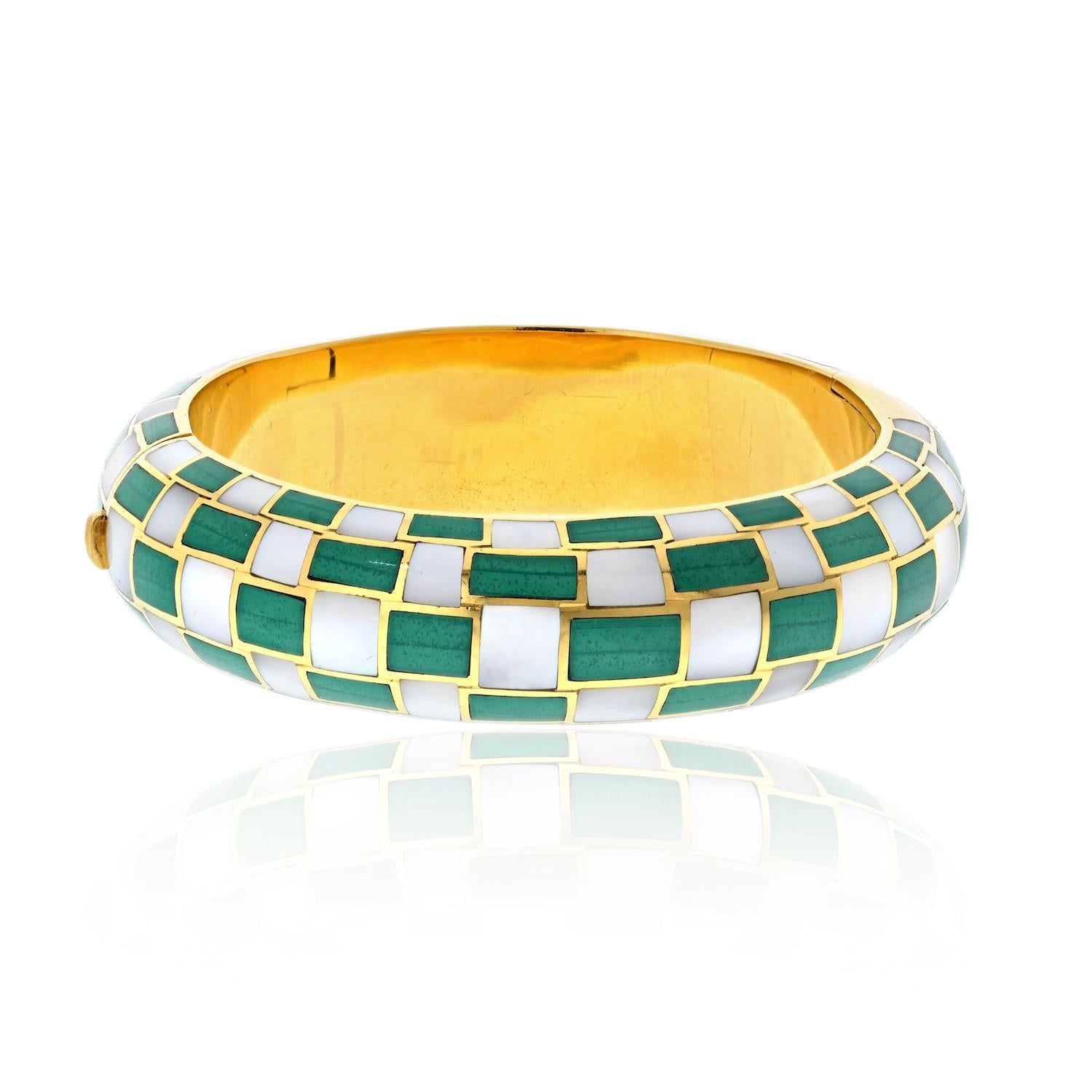 Cet exquis bracelet Tiffany & Co., conçu par Angela Cummings, est un exemple stupéfiant d'élégance intemporelle. Réalisé en or jaune 18 carats, ce bracelet présente un captivant motif en damier avec des incrustations alternées de nacre et de