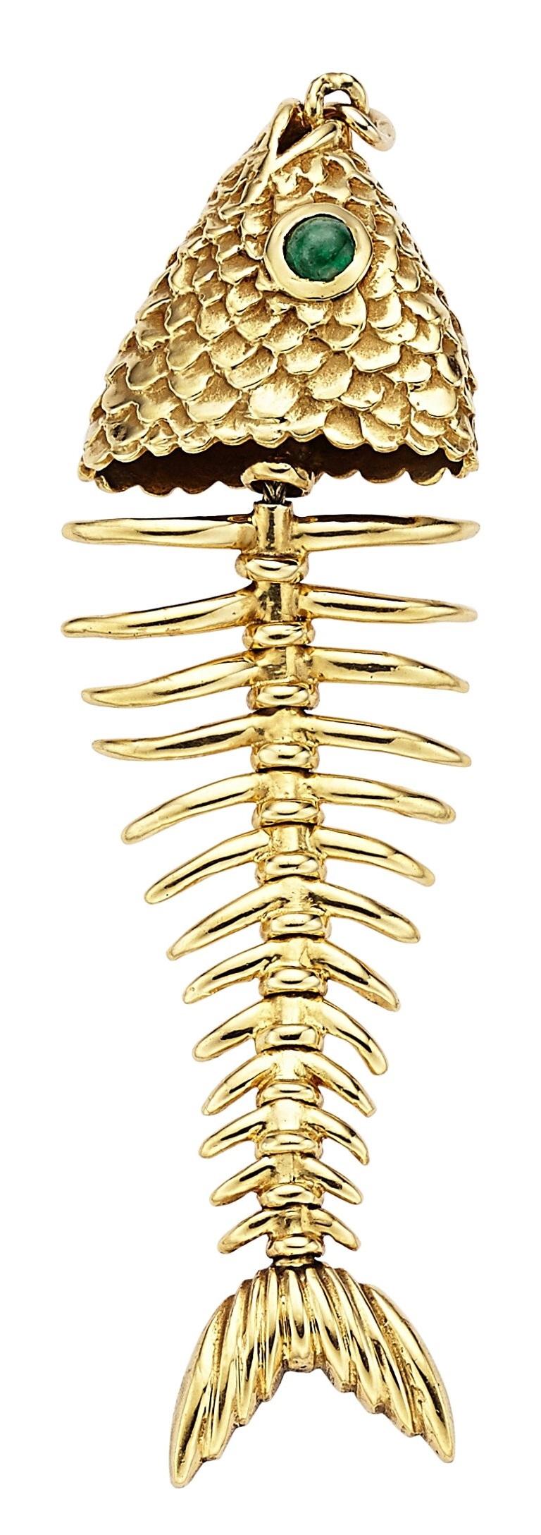 Magnifique et unique pendentif en forme de squelette de poisson articulé.
Fabriqué par Tiffany & Co. (marqué Tiffany).
Magnifique œil en cabochon d'émeraude verte.
Présenté dans la vente aux enchères Heritage 