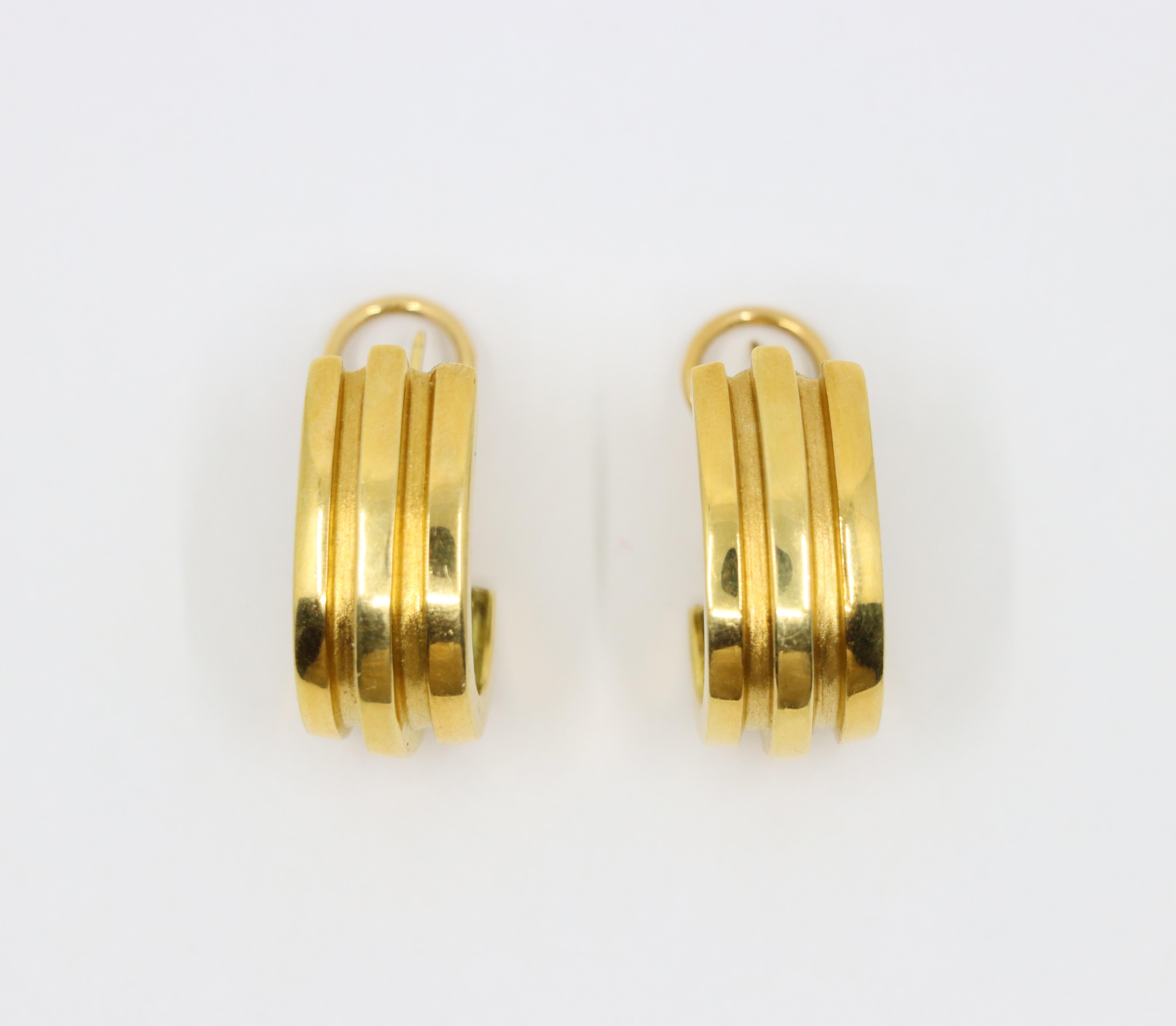 Tiffany & Co. 18K Gold Atlas Hoop Earrings In Good Condition For Sale In Flushing, NY
